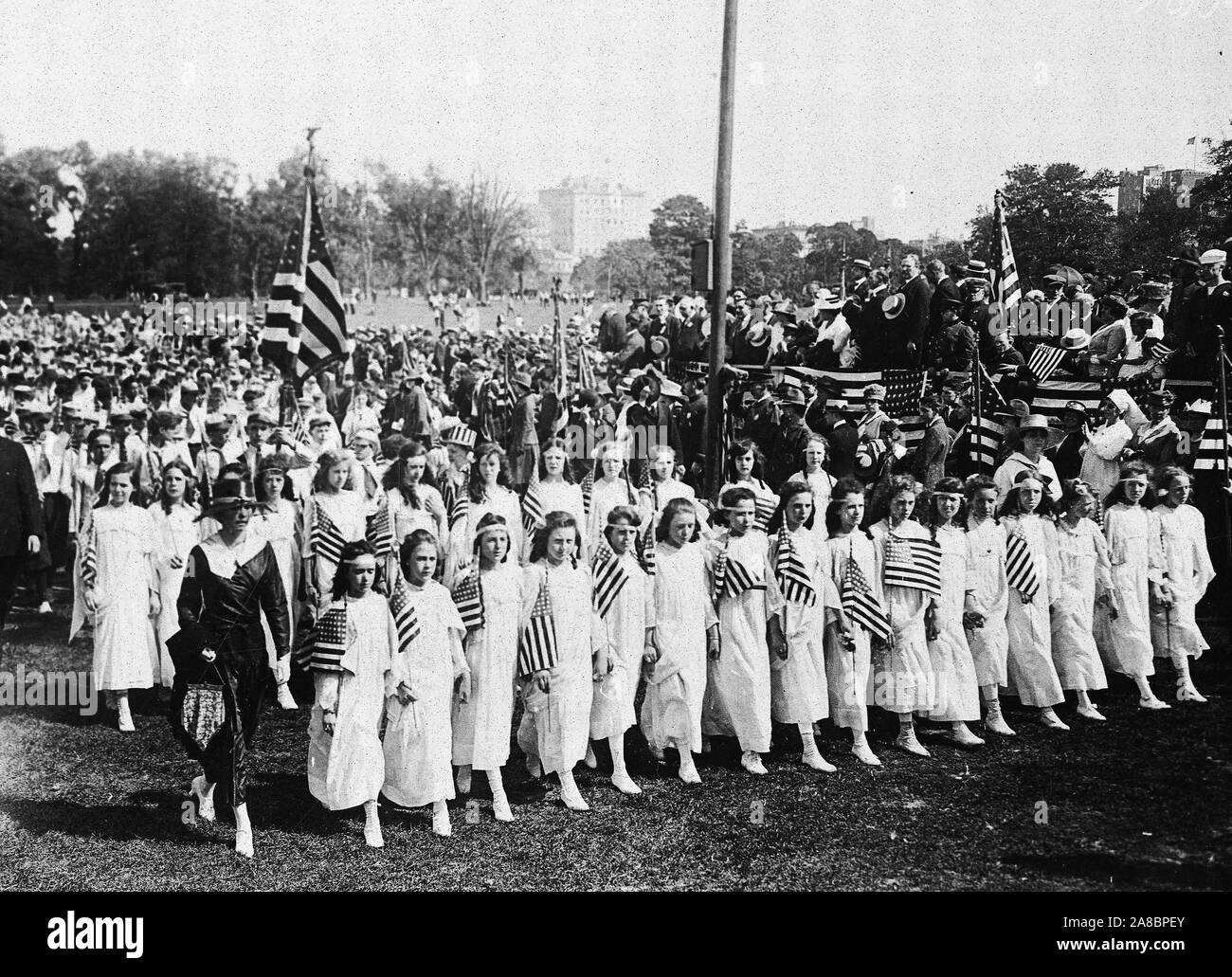 Zeremonien - Flag Day, 1918 - Flag Day Feier im Central Park, New York, Kinder in procesion in der Flagge Tag Feier am Central Park, N.Y Stockfoto