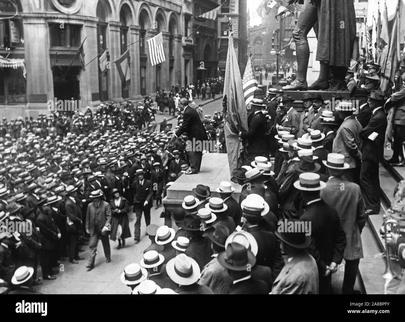 Zeremonien - Flag Day, 1918 - Flag Tag Adresse, New York City. Dr. Thomas Edward Green eine Markierungsfahne Tag Adresse vor der Treasury Geb. zu großen Menschenmengen Stockfoto