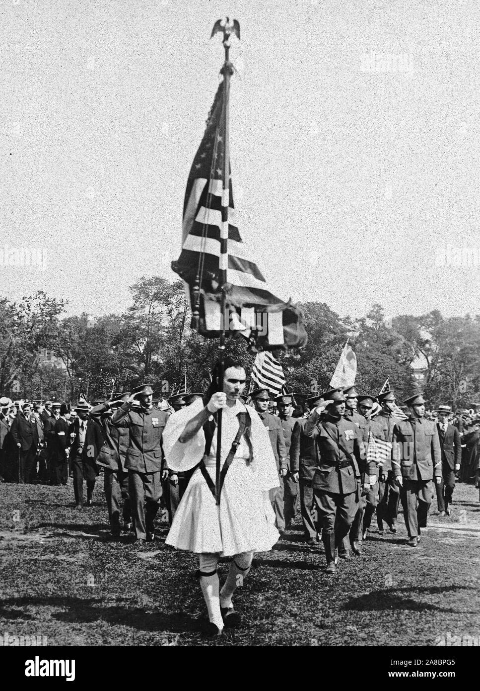 Zeremonien - Flag Day, 1918 - Flag Day Feier gehalten im Central Park, New York, dem Griechischen Standartenträger mit den Sternen und Streifen bei der Flag Tag Feier im Central Park, N.Y gehalten Stockfoto
