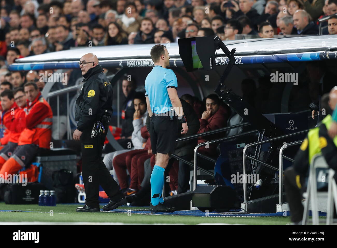 Madrid, Spanien. 6 Nov, 2019. Allgemeine Ansicht Fußball: Schiedsrichter prüfen VAR Monitor während der UEFA Champions League Spieltag 4 Gruppe A Match zwischen Real Madrid CF 6-0 Galatasaray als im Santiago Bernabeu in Madrid, Spanien. Credit: mutsu Kawamori/LBA/Alamy leben Nachrichten Stockfoto