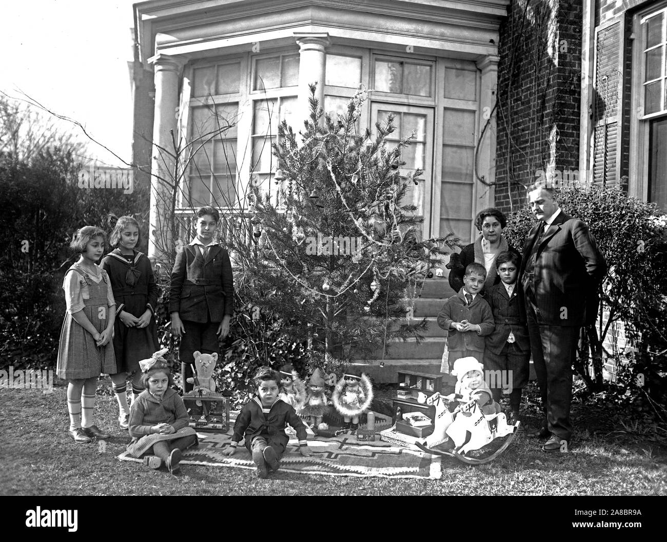 1900 Familie vor Ihrem outdoor Christmas tree Ca. 1921 Stockfoto