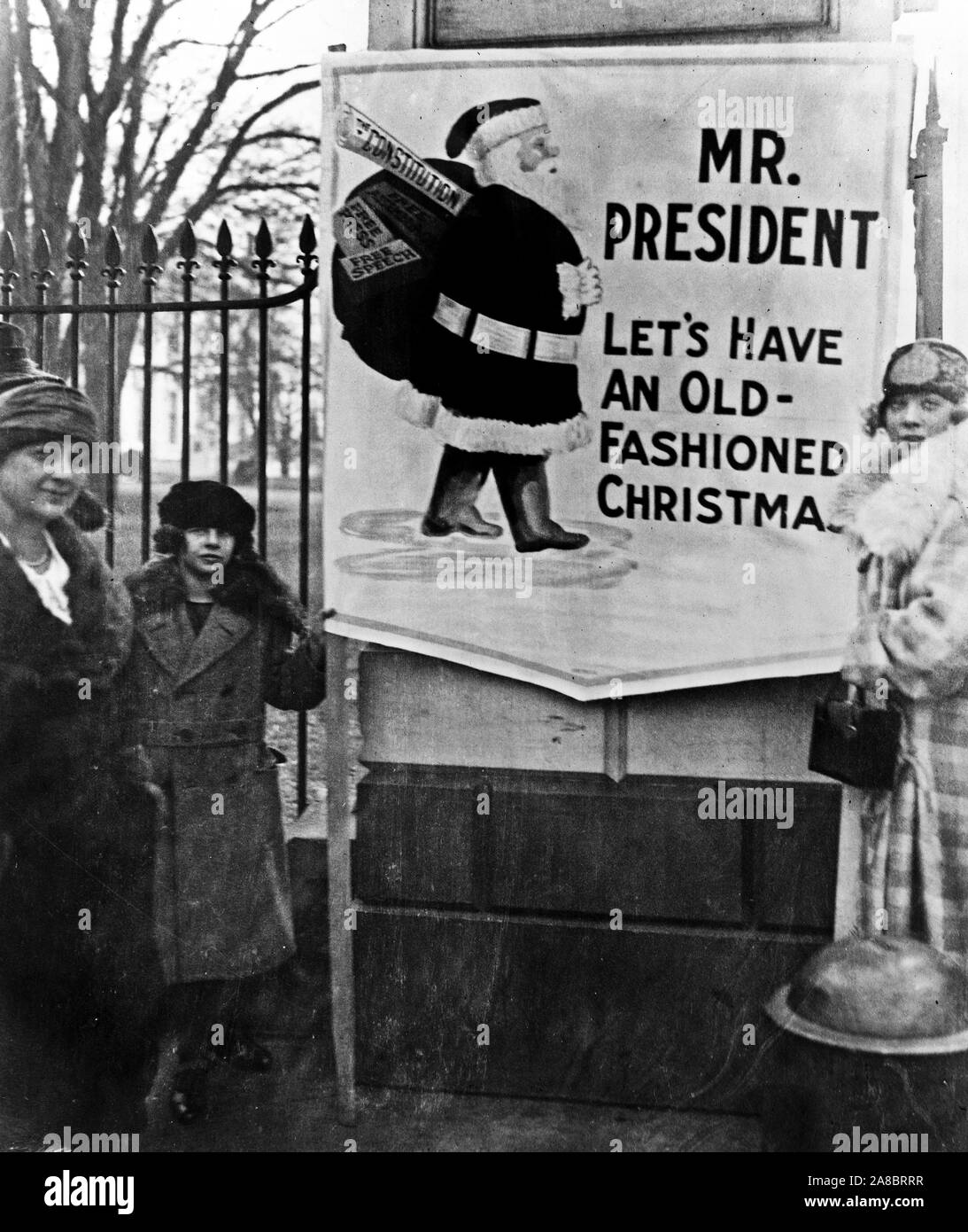 Der demonstranten Zeichen sagt, "Mr. Präsident, lassen Sie uns einen Altmodischen Weihnachten," und zeigt Santa Claus einen Sack mit Geschenken einschließlich Durchführung, die Verfassung, Freie Assemblage, freie Rede und freie Presse. Stockfoto