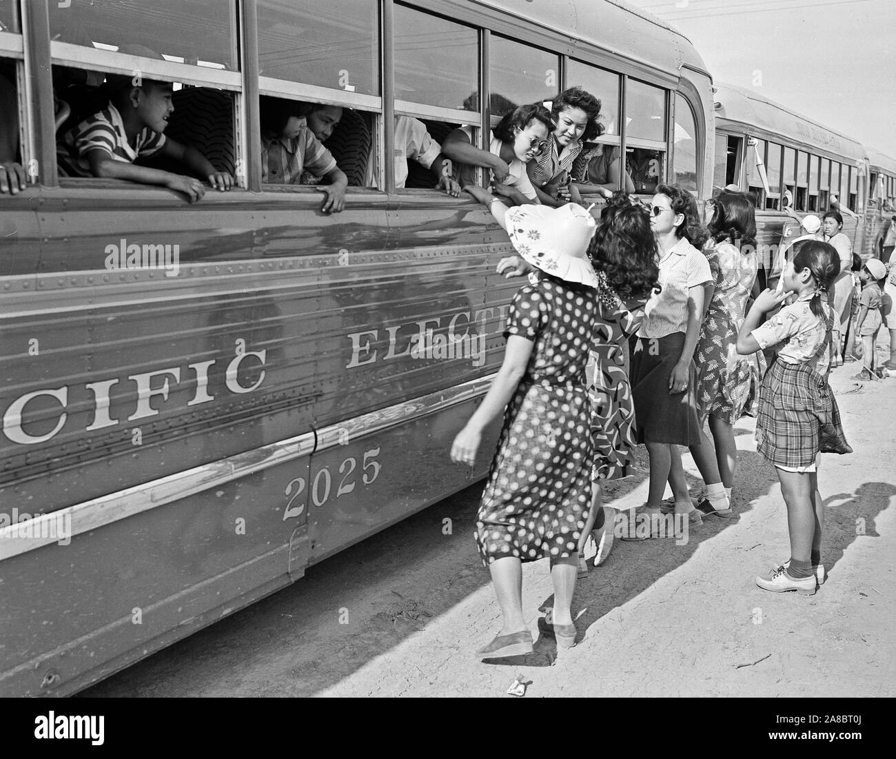 Poston, Arizona. Ankunft der Umsiedler von japanischen Vorfahren an diesem Krieg Relocation Authority center. Dies ist ein wichtiges Ereignis, als Freunde und Familien sind 5/11/1942 wieder vereint Stockfoto