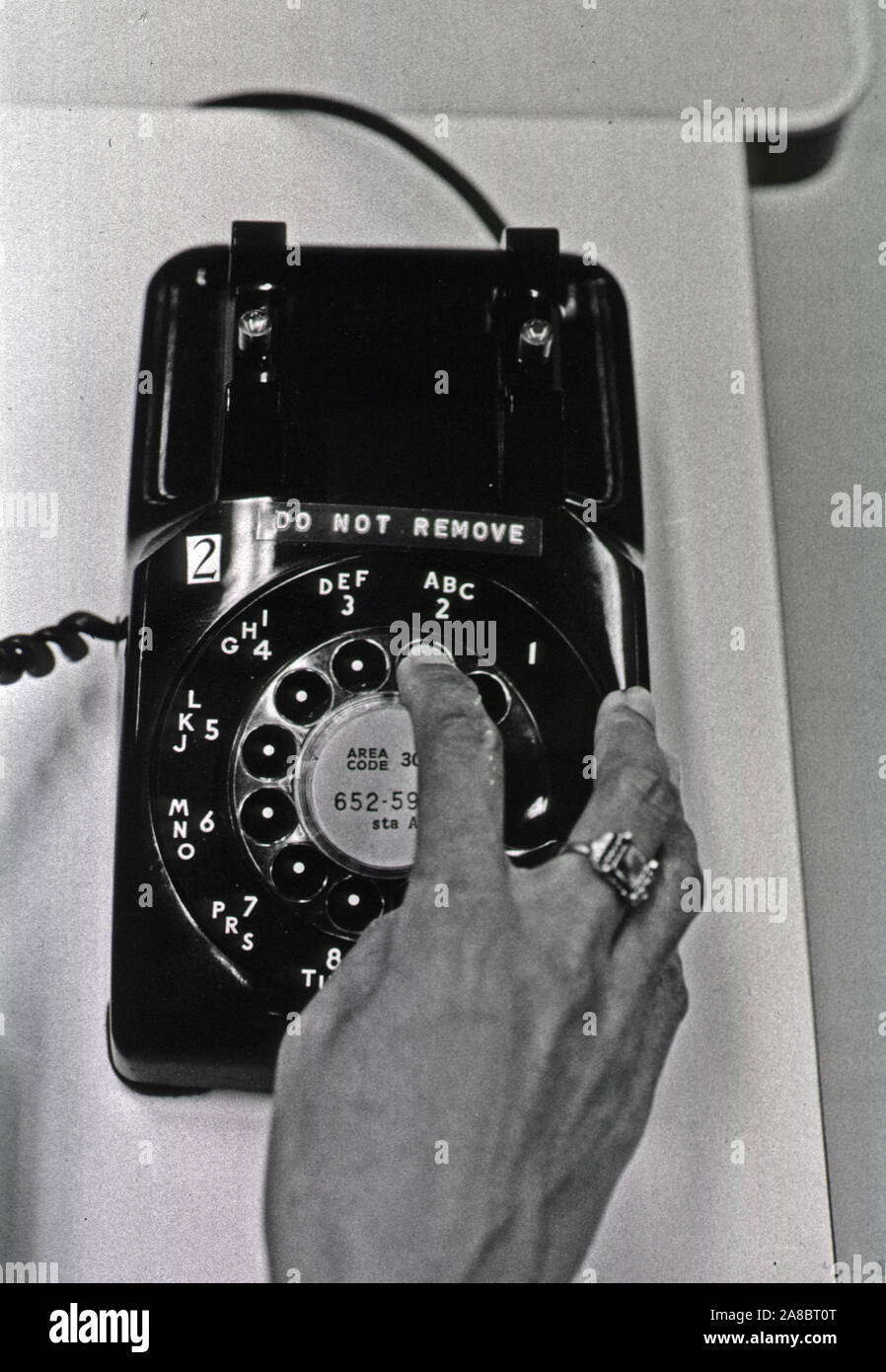 Mit einem Drehschalter Telefon auf den Mainframe Computer anschließen kann. 1975 Stockfoto