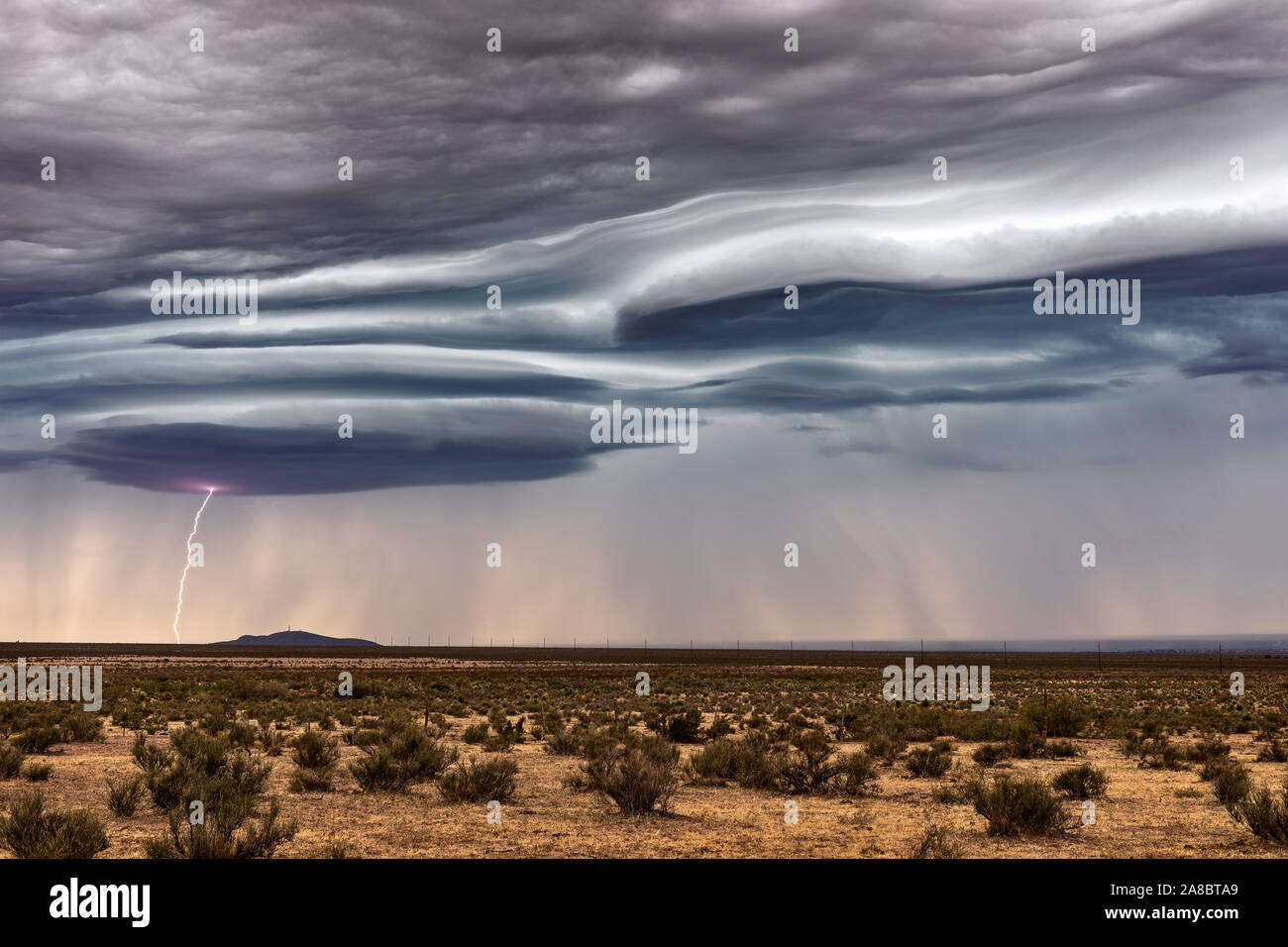 Dramatische Schelfwolken und Blitzeinschläge von einem Sturm in der Nähe von Las Cruces, New Mexico Stockfoto