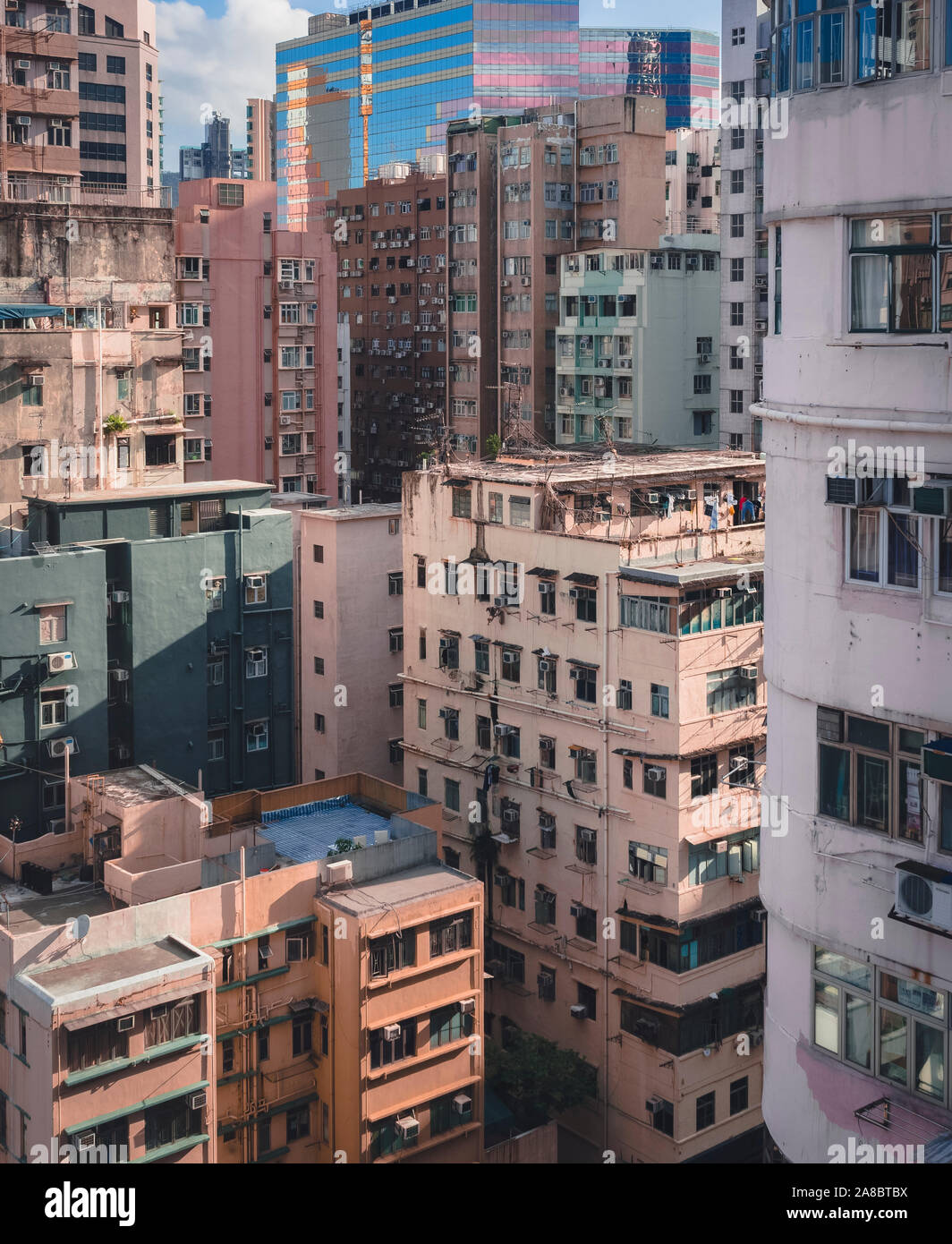 Dicht Apartment Gebäude in Mong Kok. Die Gegend ist eine der am meisten überfüllten Teilen von Hong Kong. Wohnungen, Bürogebäuden und Einkaufszentren. Stockfoto