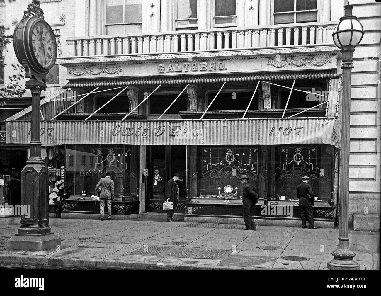 Die Außenseite des Verkaufsplattform für Galt & Brüder Juweliere, 1107 Pennsylvania Avenue, N.W., Washington, D.C. Ca. 1915 Stockfoto