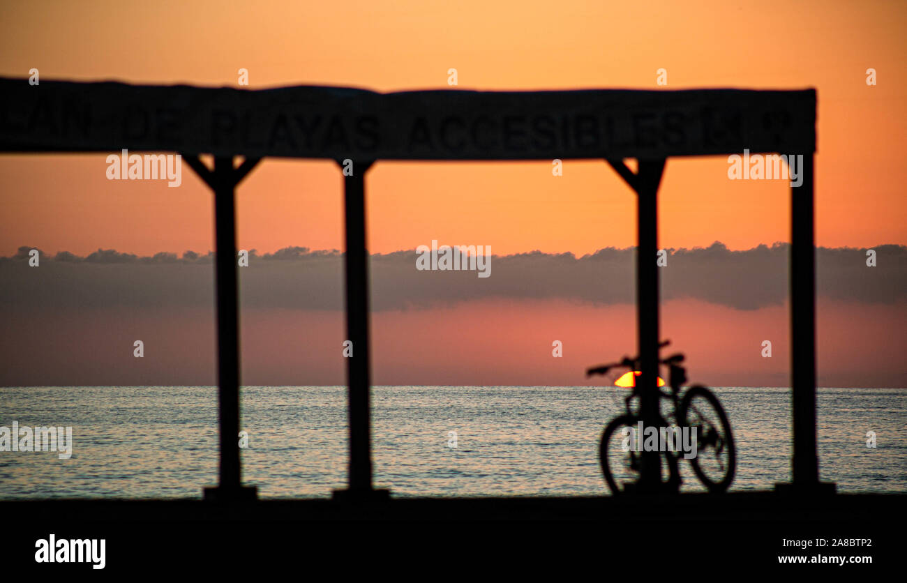Das Fahrrad unten am Strand in der Sonne Stockfoto