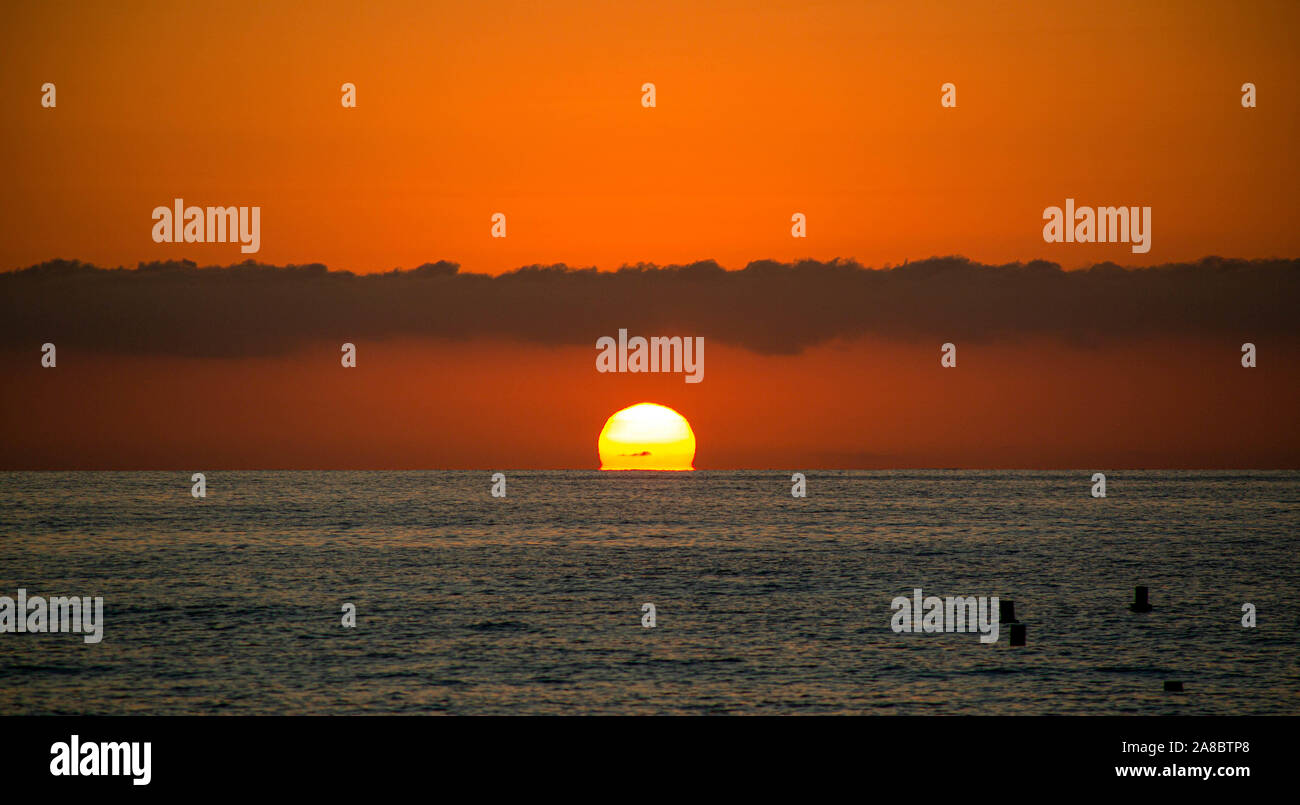 Sonne aus dem Meer in Spanien Stockfoto