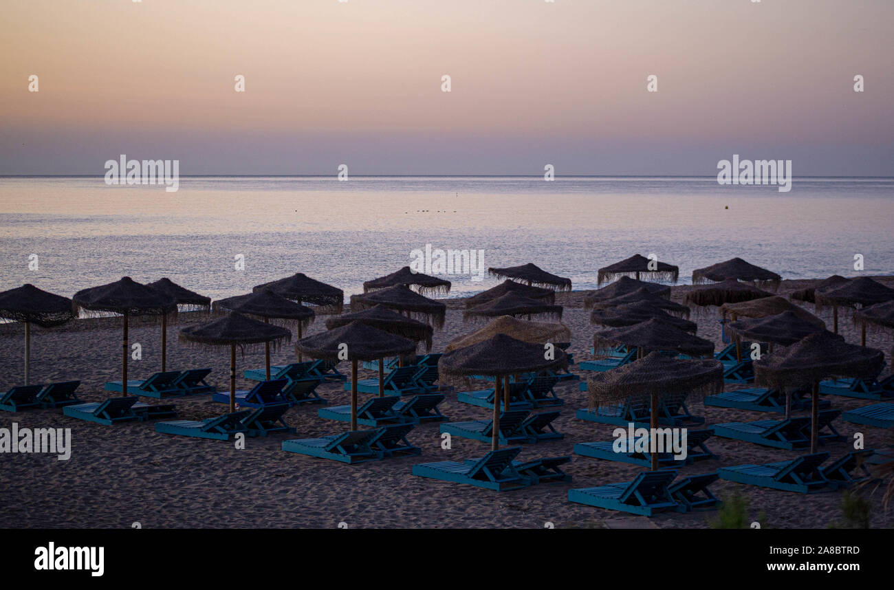 Sonnenaufgang am Meer in Spanien Stockfoto