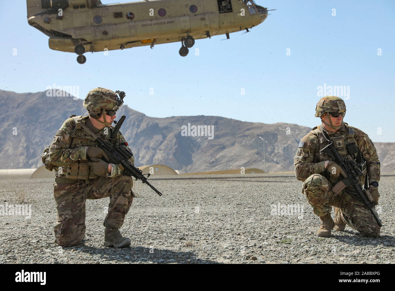 Soldaten der 48th Infantry Brigade Combat Team sichern einen Hubschrauber Landeplatz nach einem Schlüssel leader Auseinandersetzung mit Führungskräften in der afghanischen nationalen Armee in der Provinz Kunar, Afghanistan März 24th, 2019. Die 48th Infantry Brigade Combat Team ist nach Afghanistan zur Unterstützung der Operation, die die Freiheit des Sentinel eingesetzt. Stockfoto