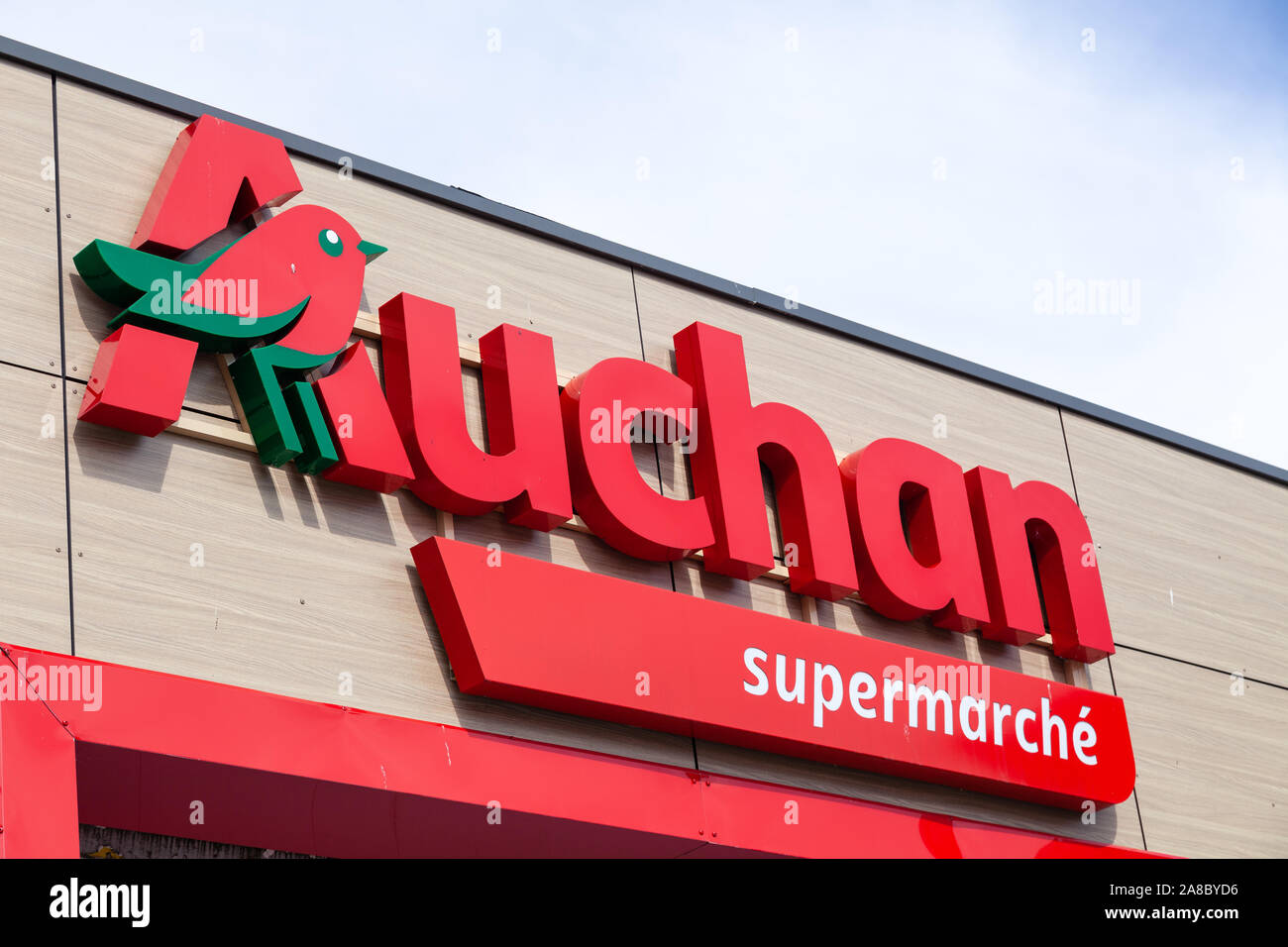 Frankreich Lyon 2019-06-18 Auchan Supermarkt Logo. Auchan ist eine französische internationale Retail Group und ist einer der wichtigsten Verteilung der Welt Grou Stockfoto
