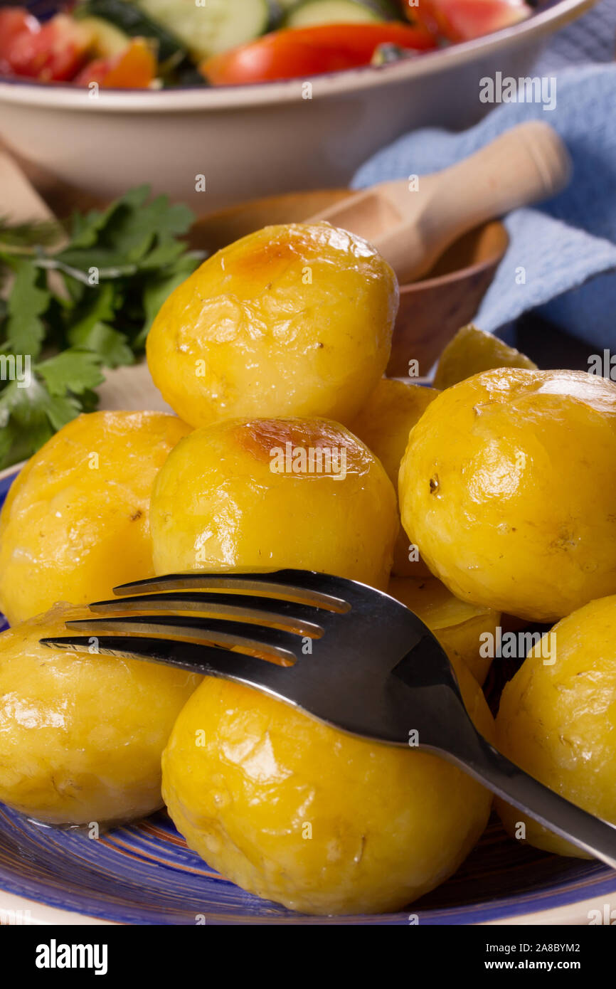 Frittierte Kartoffeln und Salat auf dem Küchentisch Stockfoto