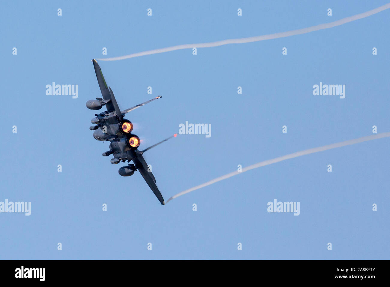 United States Air Force F-15 Strike Eagle einen vorbeiflug an der 2019 Donner über Michigan Airshow. Stockfoto
