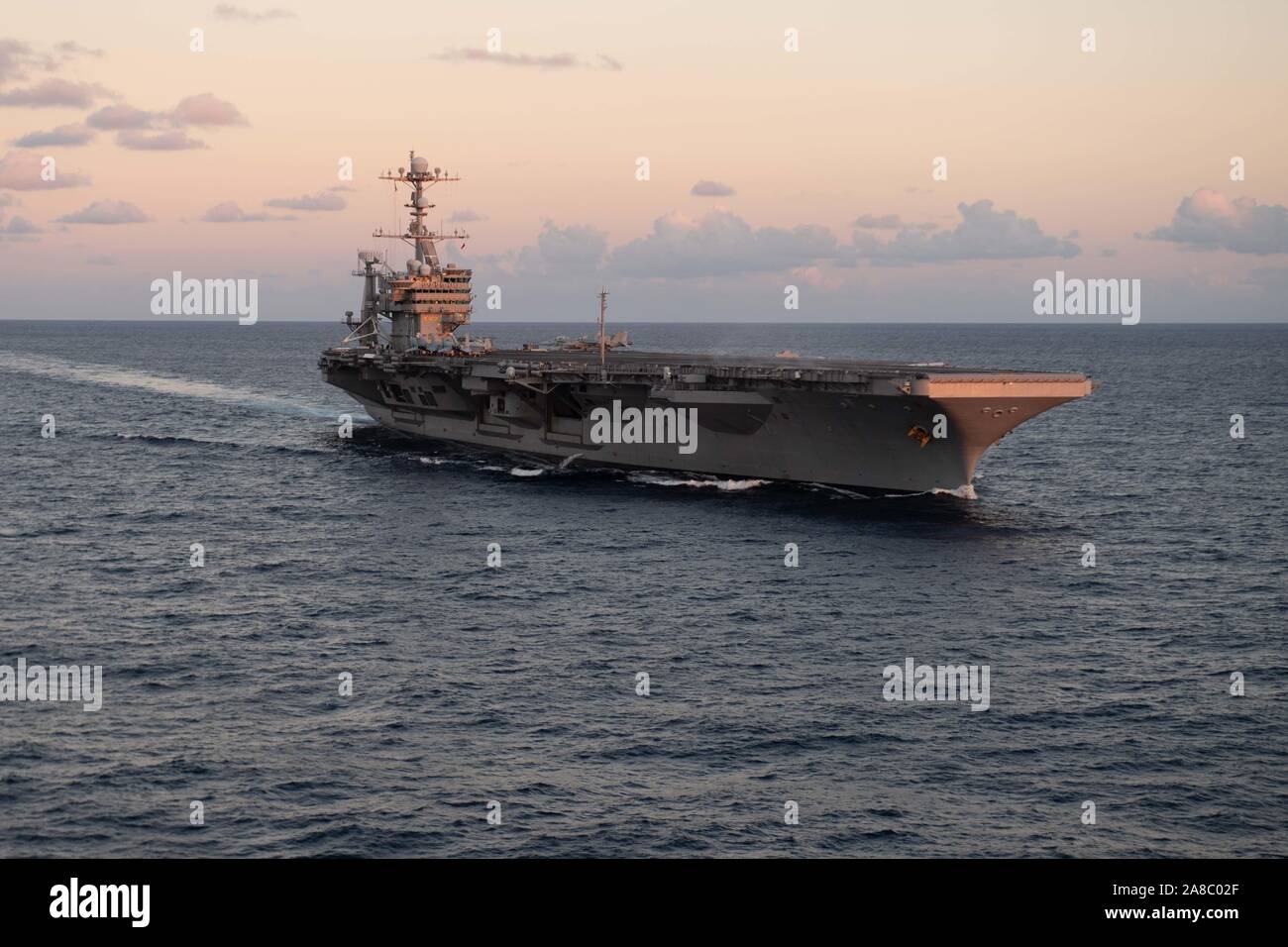 Der Flugzeugträger USS John C Stennis (CVN 74) die Durchfuhr den Atlantik, November 5, 2019. Die John C Stennis unterwegs ist die Durchführung von routinemäßigen Maßnahmen zur Unterstützung der Commander, Naval Air Force Atlantik. (U.S. Marine Foto von Mass Communication Specialist 3. Klasse Rebekka M. Rinckey) Stockfoto