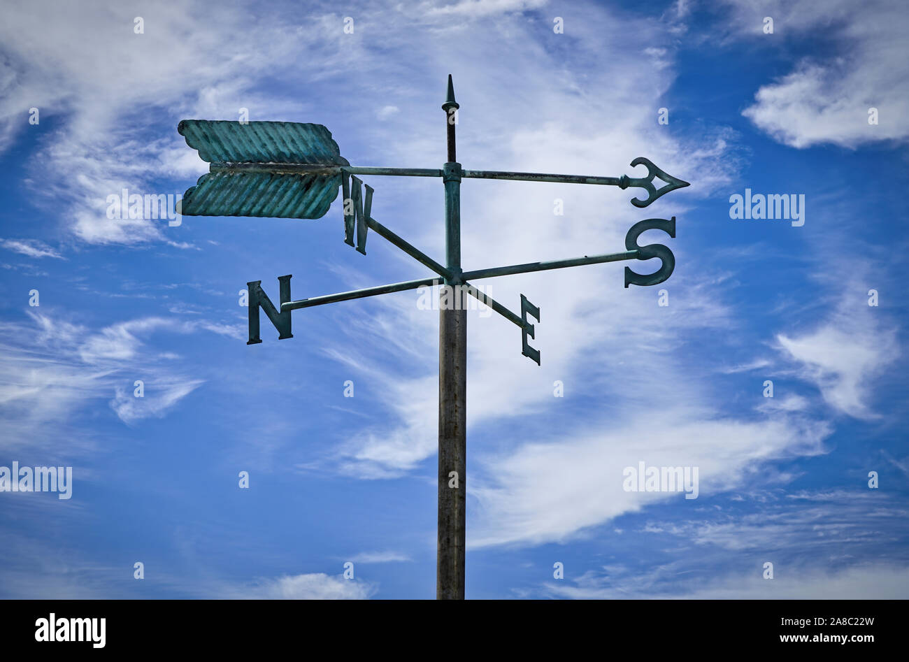 Wetterfahnen mit Buchstaben, die die Punkte des Kompasses Stockfoto
