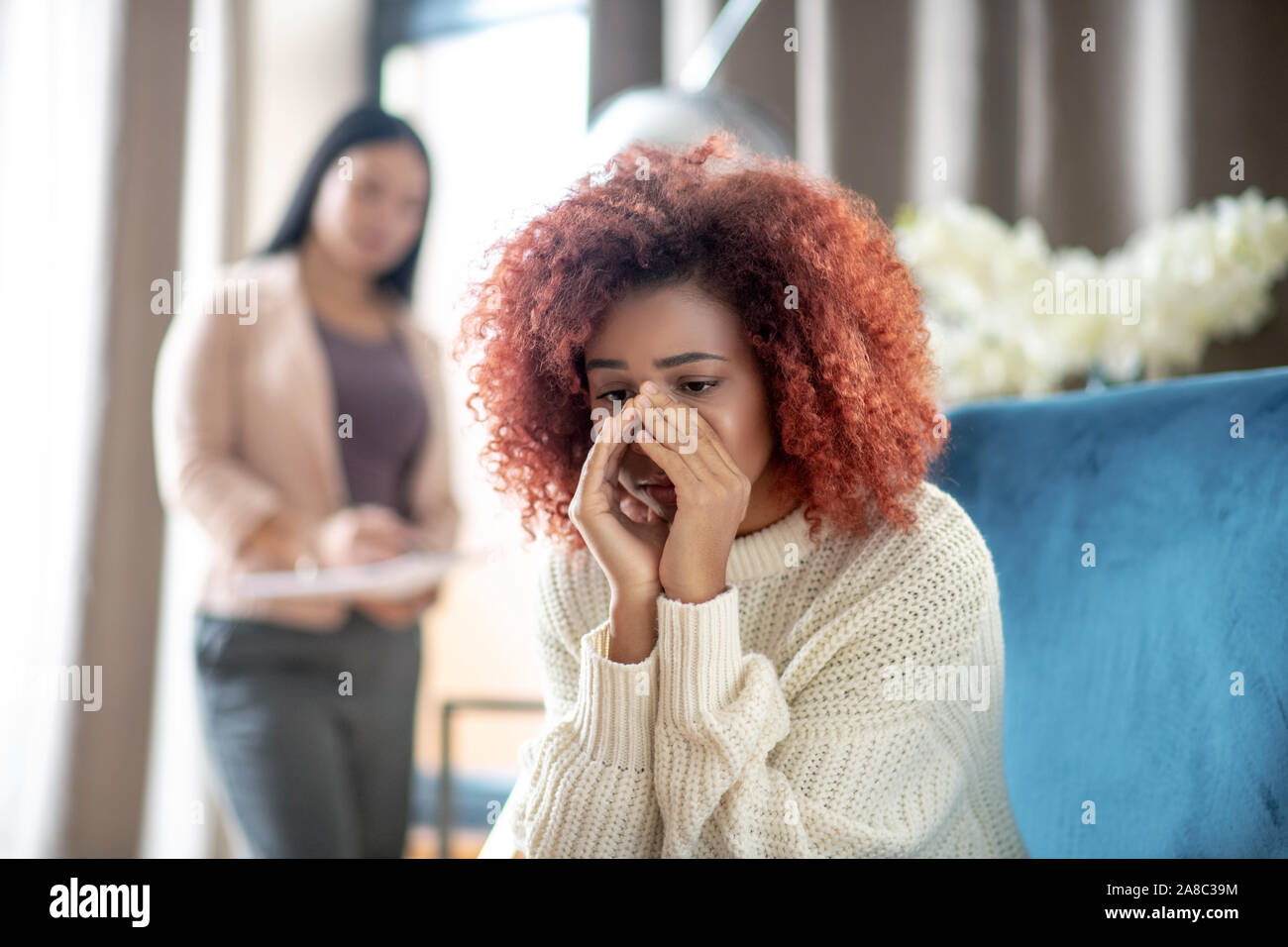 Frau weinen, während ihre Gedanken teilen mit psychoanalytiker Stockfoto