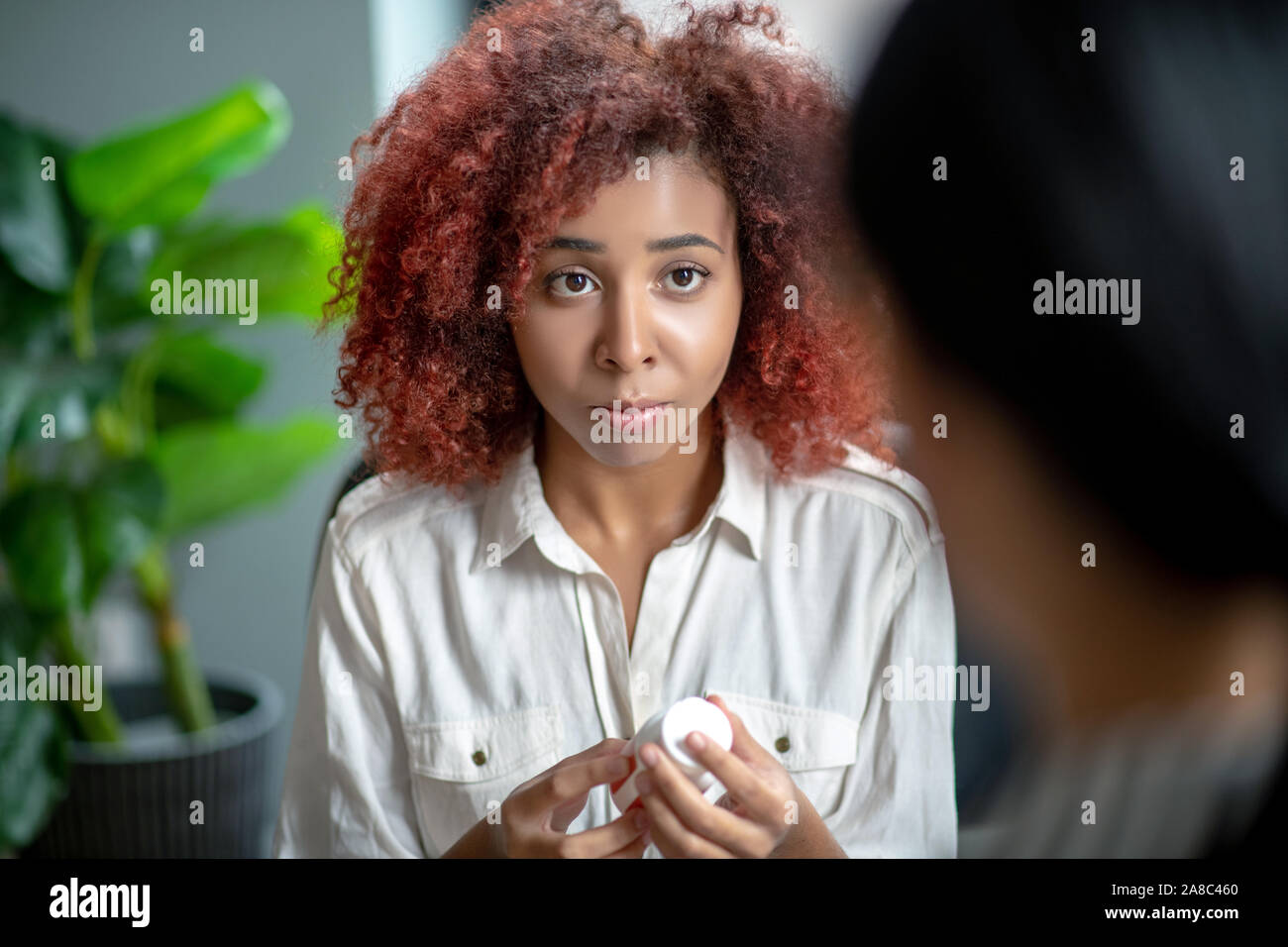 Betroffenen gedrückt junge Frau, die in ihrem Psychoanalytiker Stockfoto