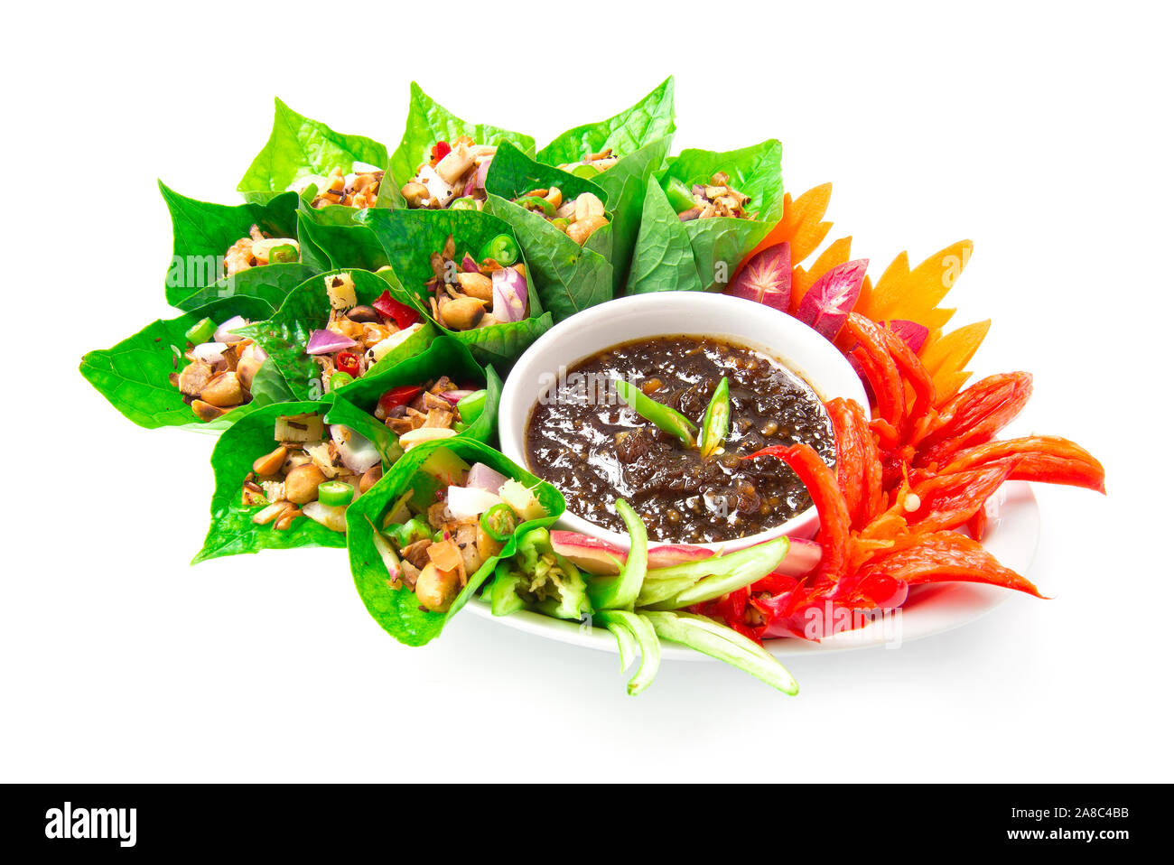 Miang Kum herzhaften Blatt Packungen im thailändischen Stil Vorspeise traditionelle von Südosten in Thailand mit Kokosnuss dry Roasted Peanut gefüllt, chemische Garnelen, Chili und Cho Stockfoto