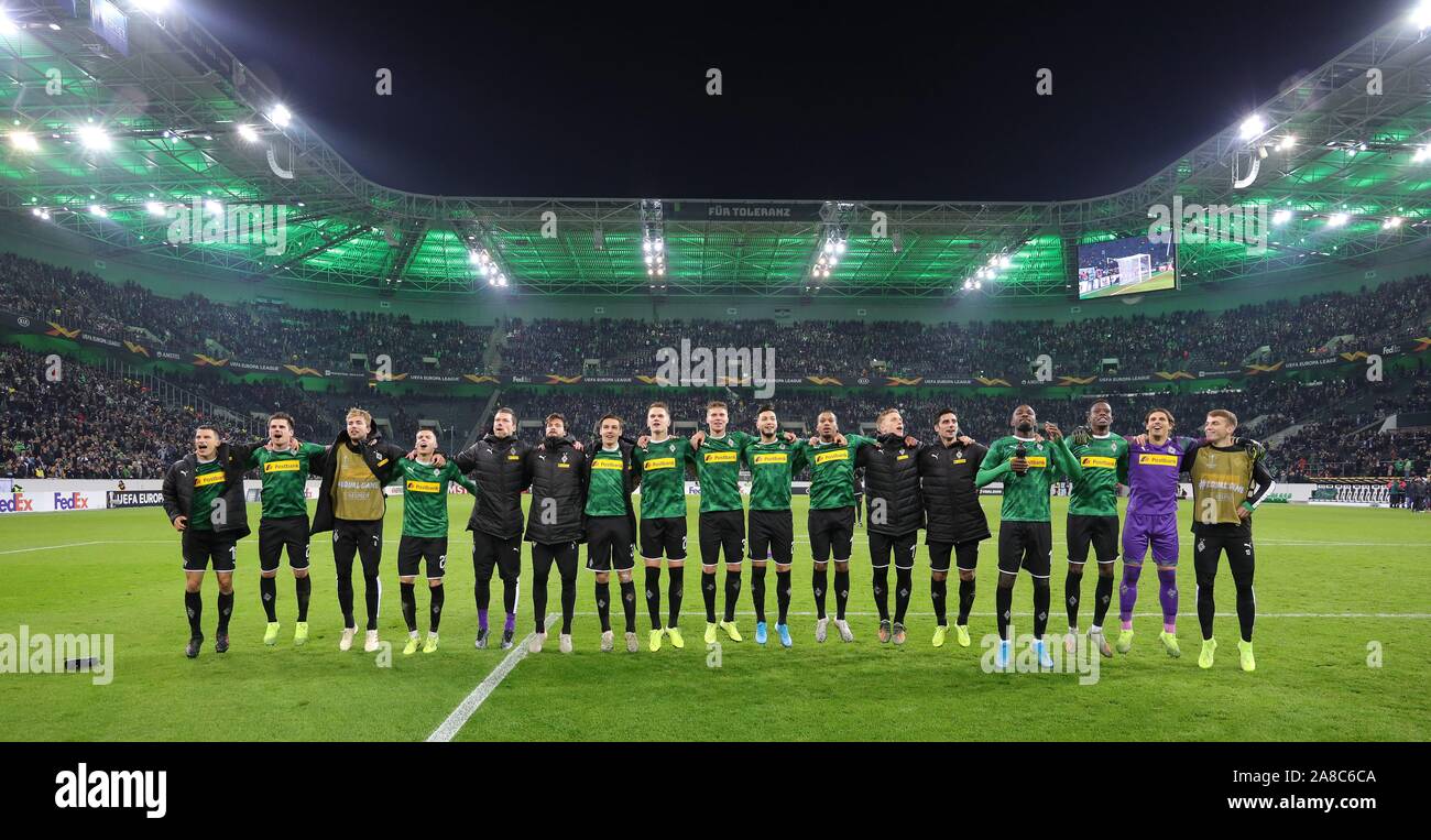 Mönchengladbach, Deutschland. 07 Nov, 2019. firo: 07.11.2019, Fußball, UEFA Europa League, EL, Saison 2019/2020, Borussia Mönchengladbach, Gladbach - AS Rom 2:1 Jubel, Tanz der Gladbacher Spieler vor die Fans | Verwendung der weltweiten Kredit: dpa/Alamy leben Nachrichten Stockfoto