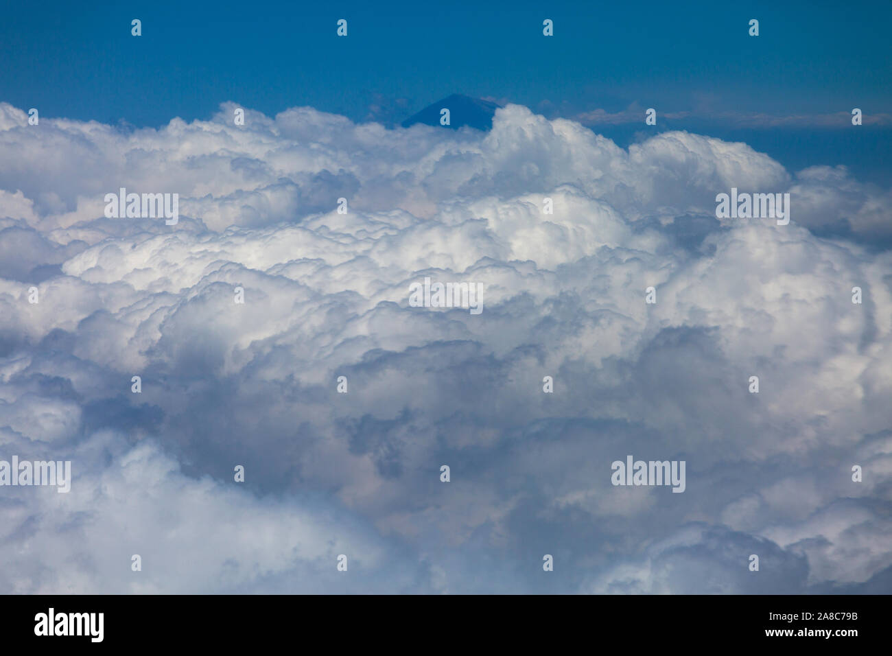 Himmlischen Wolke übermächtig der Berg Körper verlassen der Gipfel in Südostasien Region sichtbar. Stockfoto