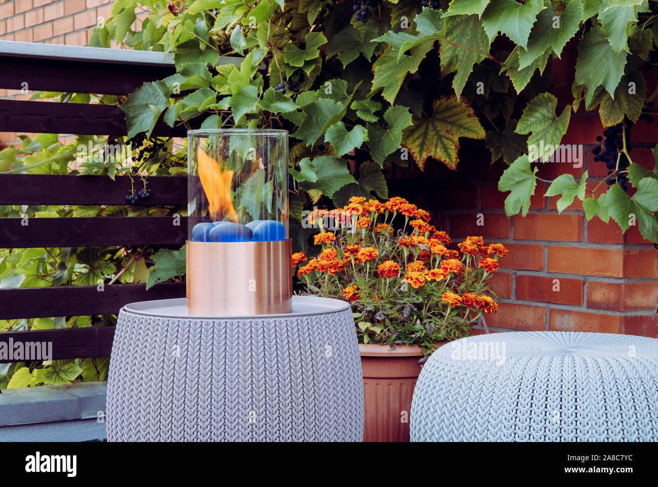 Kleine Tischplatte Bio Ethanol betriebene portable Glas Kamin brennen, Wärme und Atmosphäre fühlen sich zu Hause Balkon auf Herbstabend. Dekorative grap Stockfoto