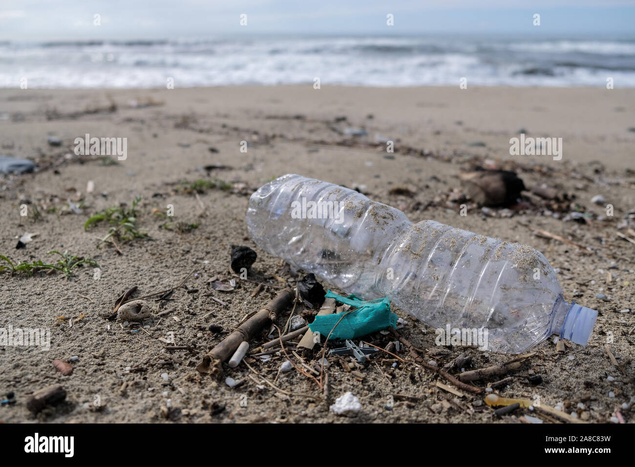 Plastikflasche Müll auf Meer, umweltfreundliche Ökosystem Erde retten Konzept Stockfoto
