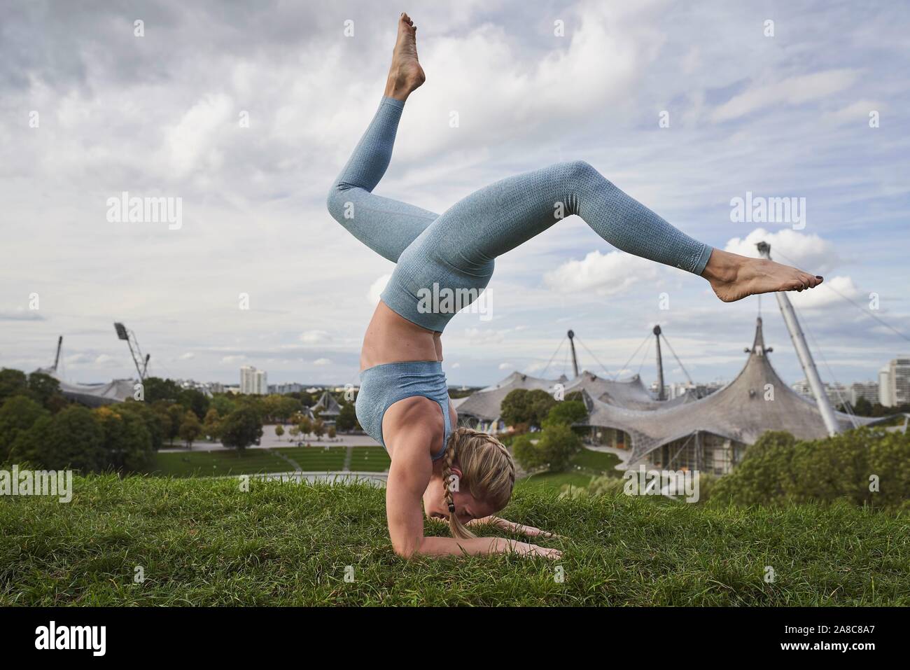 Junge Frau Yoga, Gymnastik, Olympiapark, München, Deutschland Stockfoto