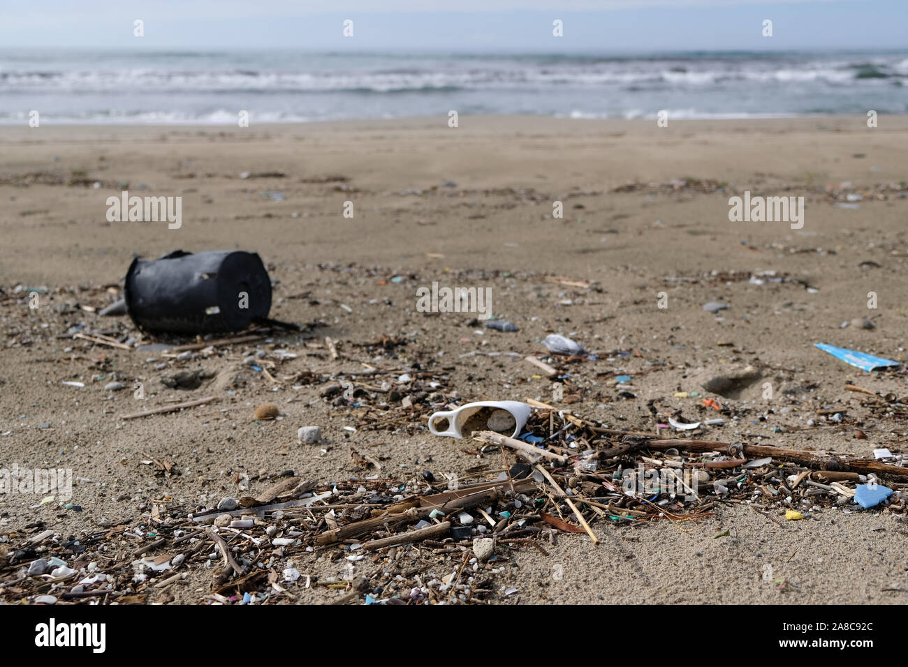 Kunststoffbehälter auf wilde Küste über unscharfen Hintergrund, planet Konzept speichern Stockfoto