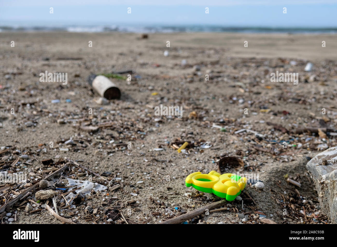 Plastik Müll auf wilde Küste über unscharfen Hintergrund, planet Konzept speichern Stockfoto
