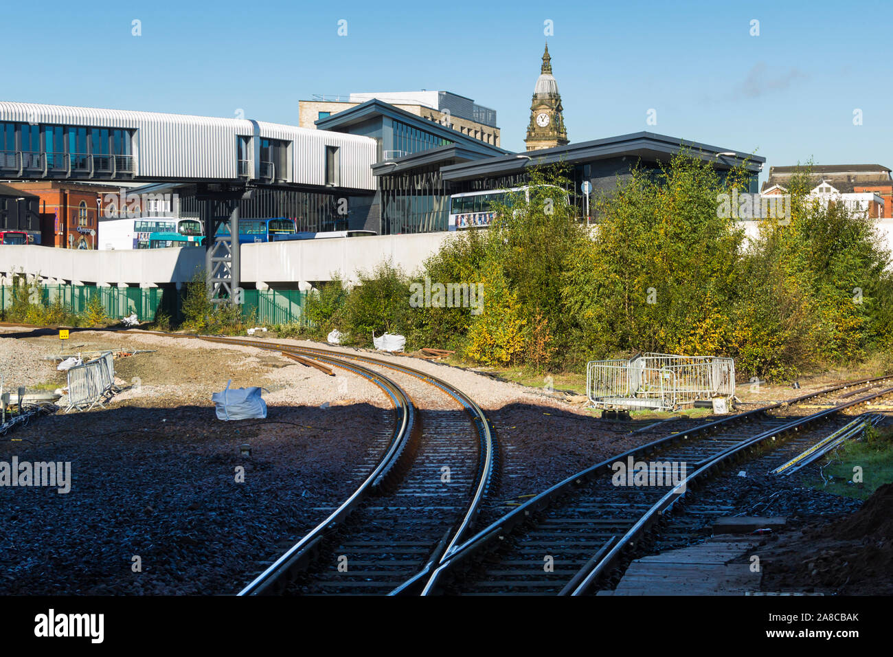 Die neue Schraubeder bus und bahn Interchange, gesehen hier vom Bahnhof und unterhalb der Trinity Street Road Bridge, 2017 eröffnet Stockfoto