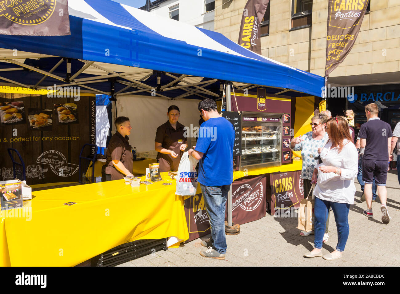 Vielfältige Backwaren auf dem Display und zum Verkauf an die Carrs Pasteten im Bolton Food Festival 2017 Abschaltdruck Stockfoto