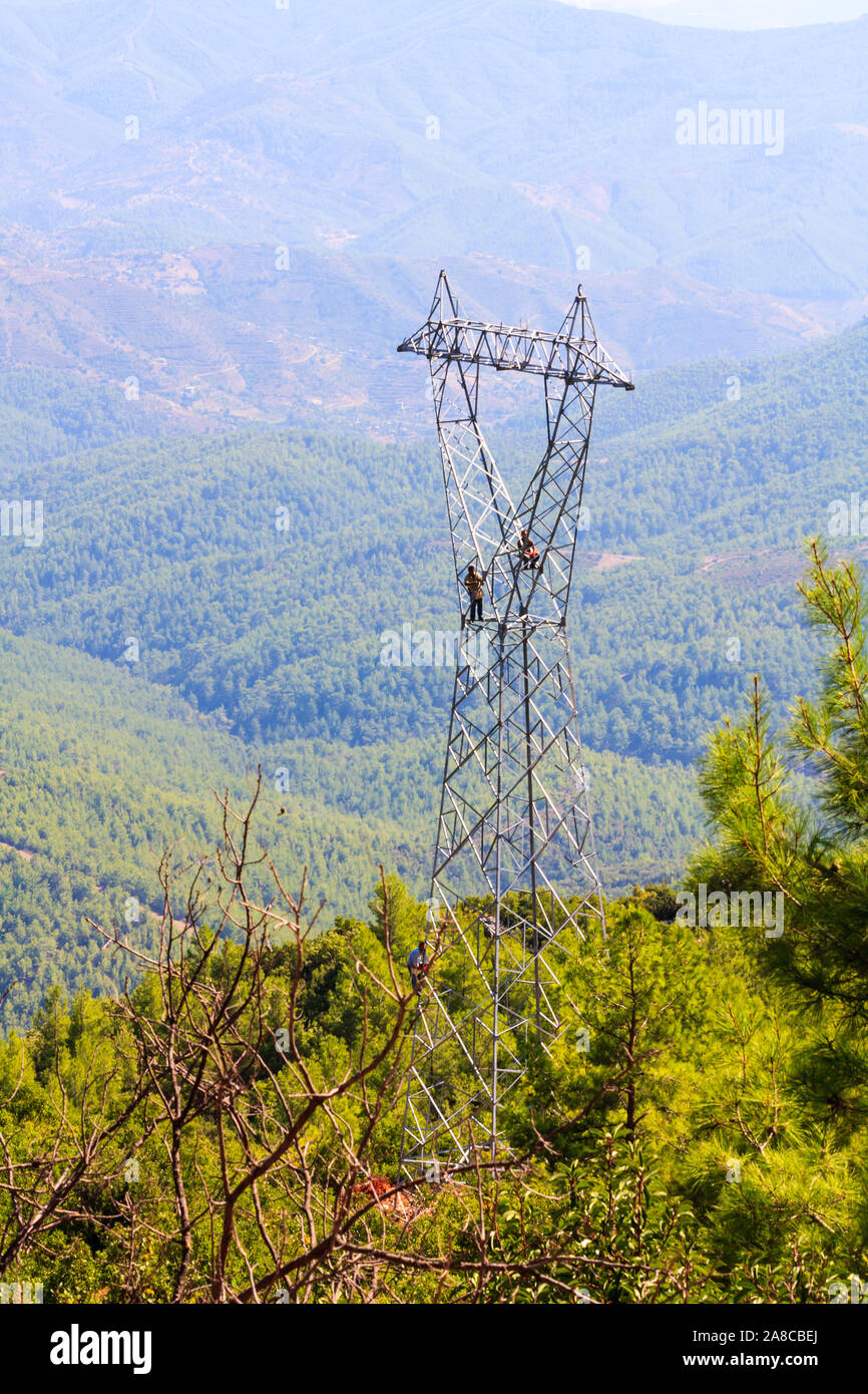 Männer arbeiten auf einem Strom Pylon im Taurusgebirge, Türkei Stockfoto
