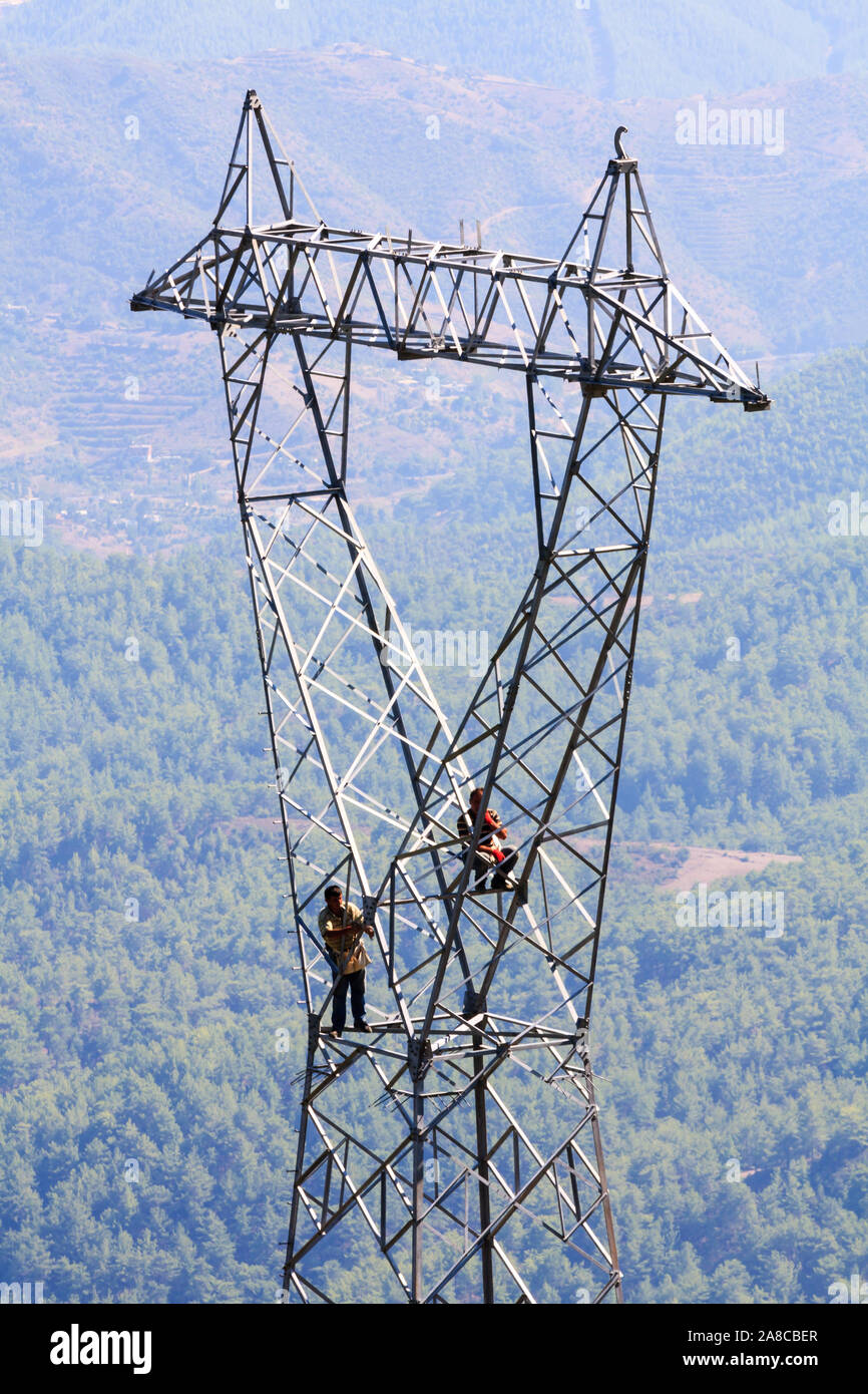 Taurusgebirge - 14. September 2011: Männer arbeiten auf einem Strom pylon. Pylone Abdeckung des Landes mit Strom. Stockfoto
