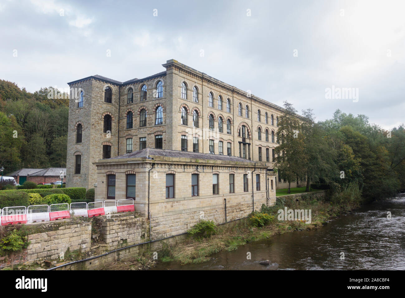 Brooksbottom Baumwollspinnerei in Summerseat, Bury, Lancashire, an den Ufern des Flusses Irwell jetzt neu als Wohneinheiten. Stockfoto