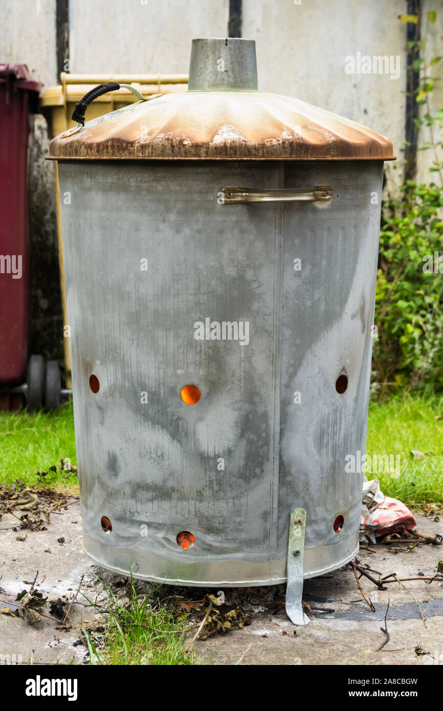 Heimischen garten Verbrennungsanlage verbrennen, produziert nur eine kleine Menge von Rauch. Die Verbrennung ist eine Methode für die Entsorgung von nicht kompostierbaren Gartenabfälle. Stockfoto