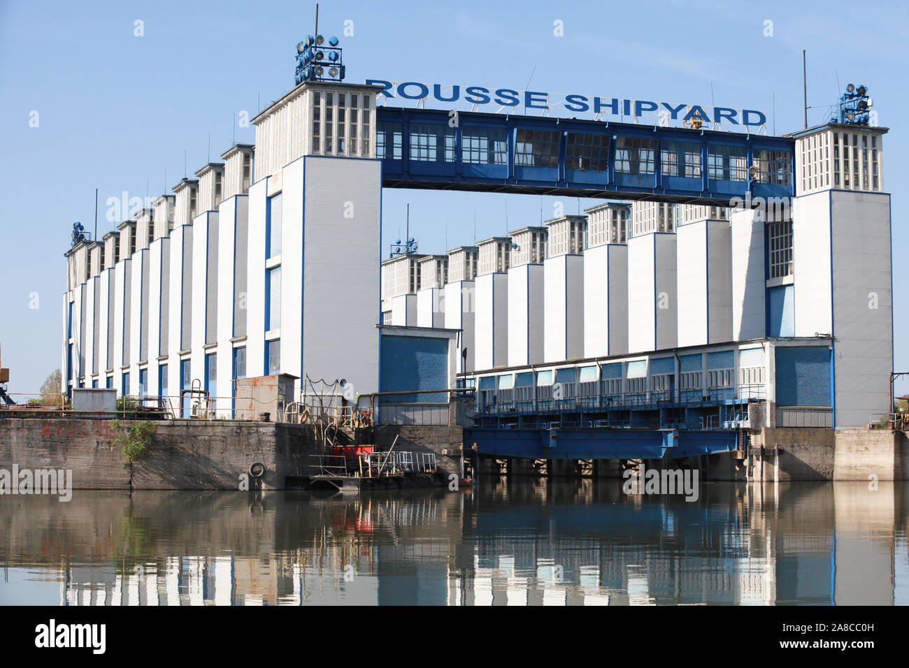 Ruse, Bulgarien - 29. September 2014: Reparatur Trockendock der Werft, Rousse Donau Küste am sonnigen Tag Stockfoto