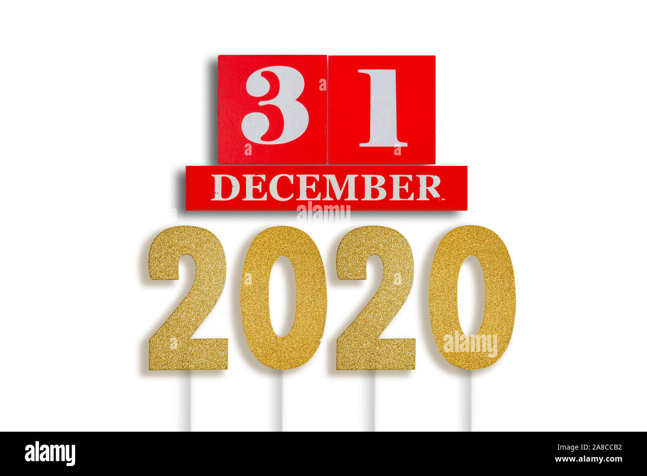 Zum 31. Dezember des Jahres 2020 Konzept in roten und goldenen Farben mit weichen Schatten auf weißem Hintergrund Stockfoto