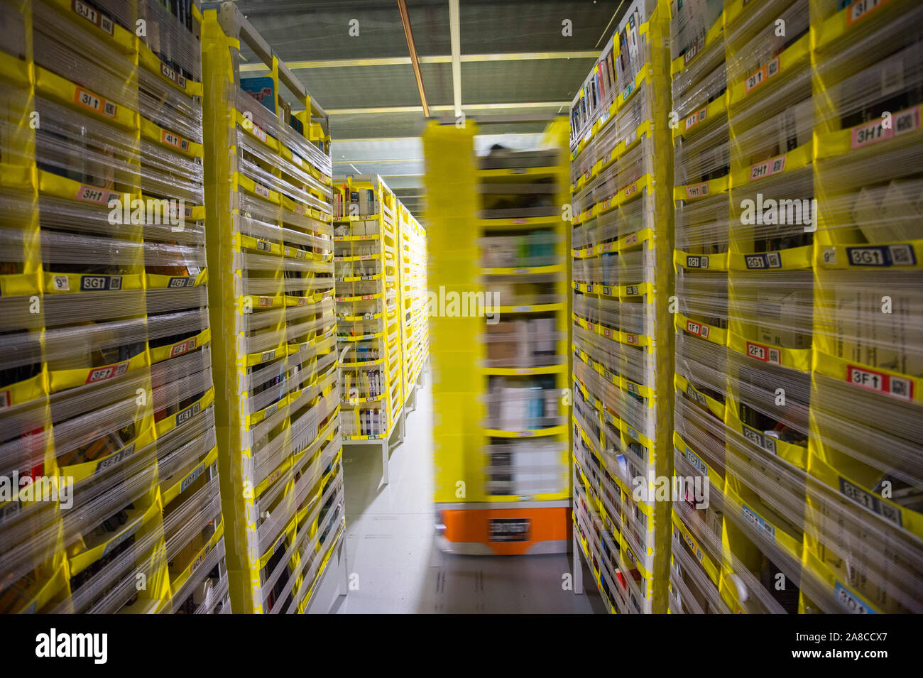 Den robotischen Betrieb eines Amazon Warehouse in den Midlands von England. Der Stand der Technik Robotik hilft, die Supply Chain zu optimieren und die Personalkosten zu verringern. Stockfoto