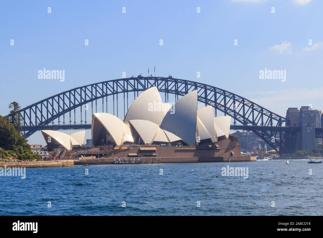 Sydney, Australien - 24. März 2013: Blick auf das Opernhaus in Sydney. Die Sydney Harbour Bridge im Hintergrund. Stockfoto