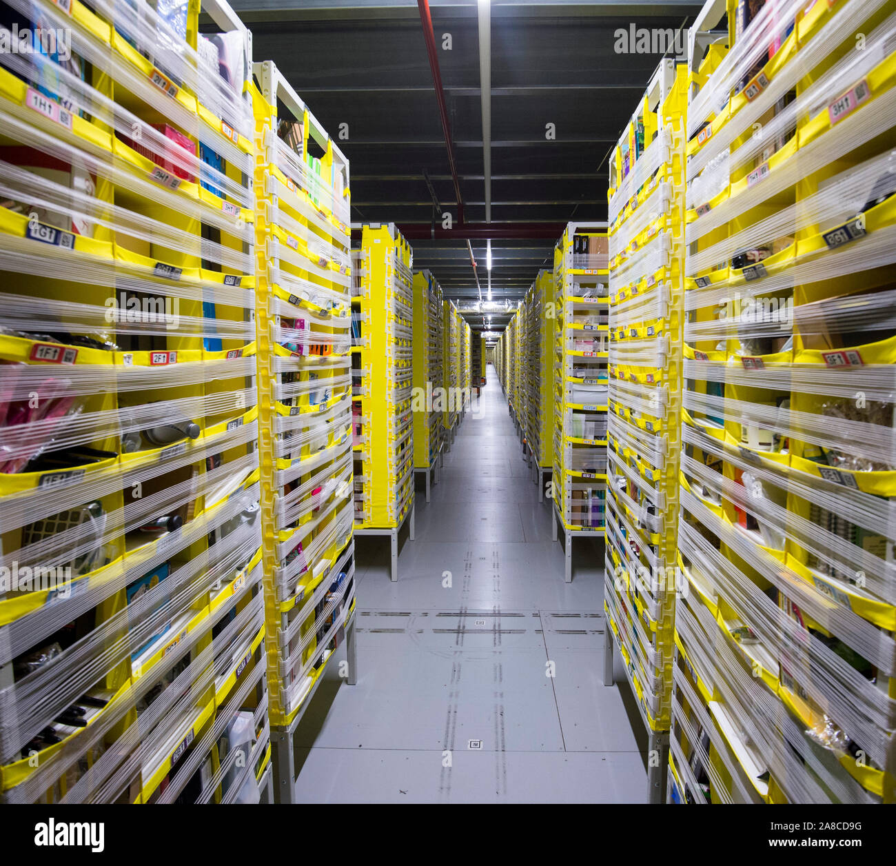 Den robotischen Betrieb eines Amazon Warehouse in den Midlands von England. Der Stand der Technik Robotik hilft, die Supply Chain zu optimieren und die Personalkosten zu verringern. Stockfoto