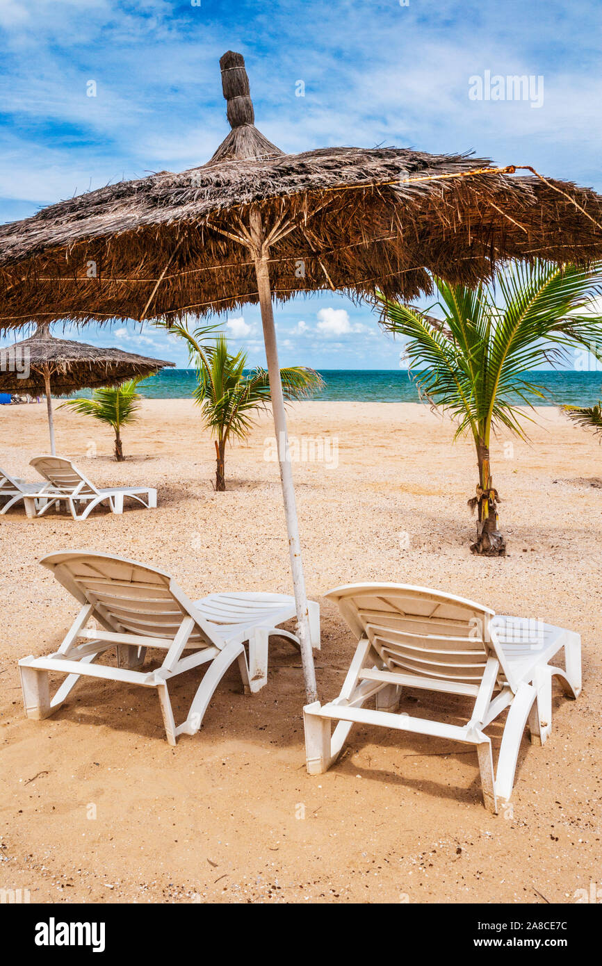 Der private Strand der Ferienanlage der Luxusklasse in Gambia, Westafrika. Stockfoto
