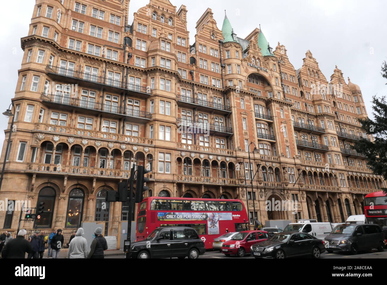 Bus vor der wichtigsten London früher Hotel Russell genannt, ist ein 5-Sterne Hotel, am Russell Square entfernt Stockfoto