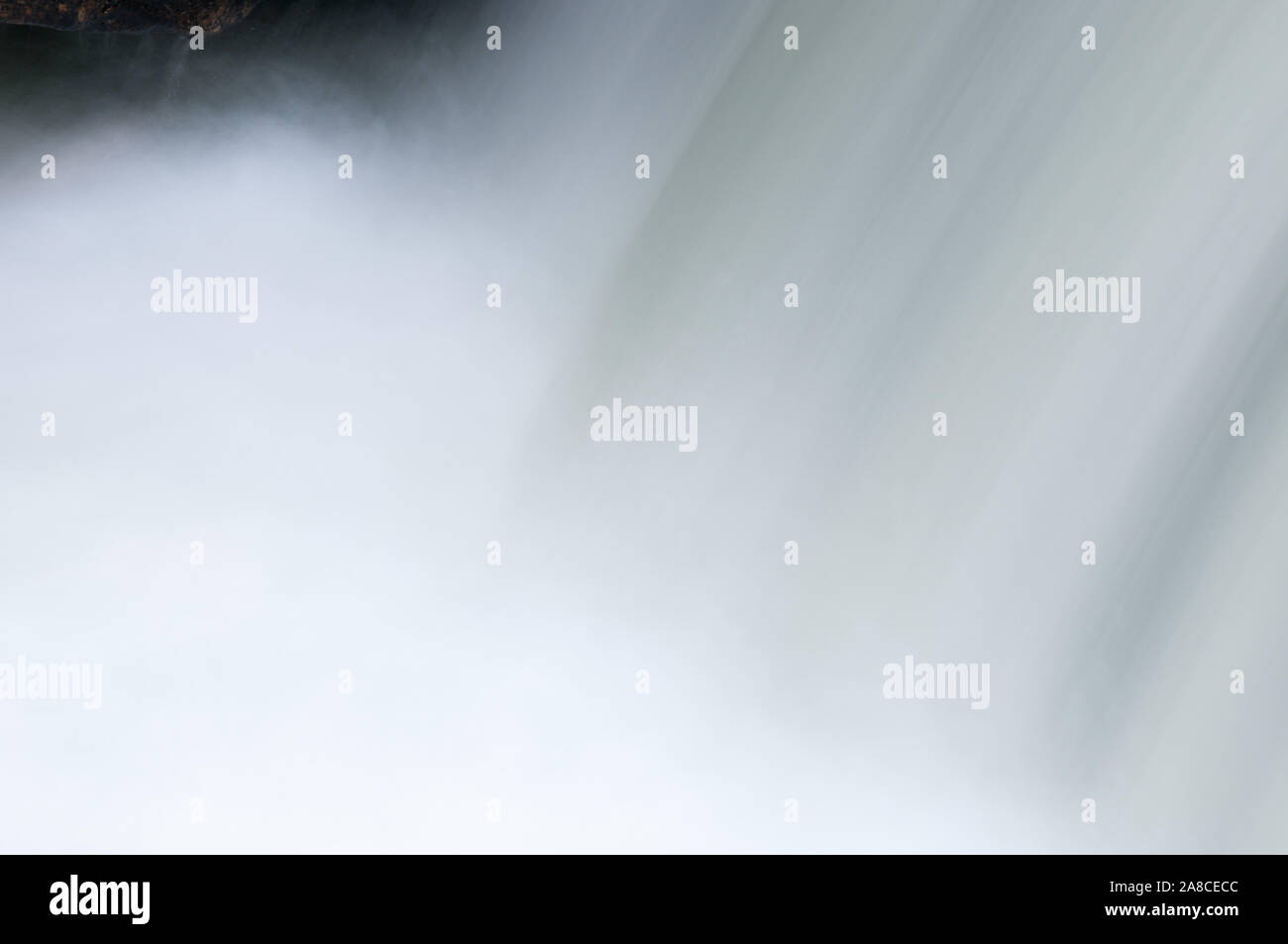 Wasserfall in der Nähe geschossen mit langen Belichtungszeiten Verschlusszeit bei Tageslicht Stockfoto