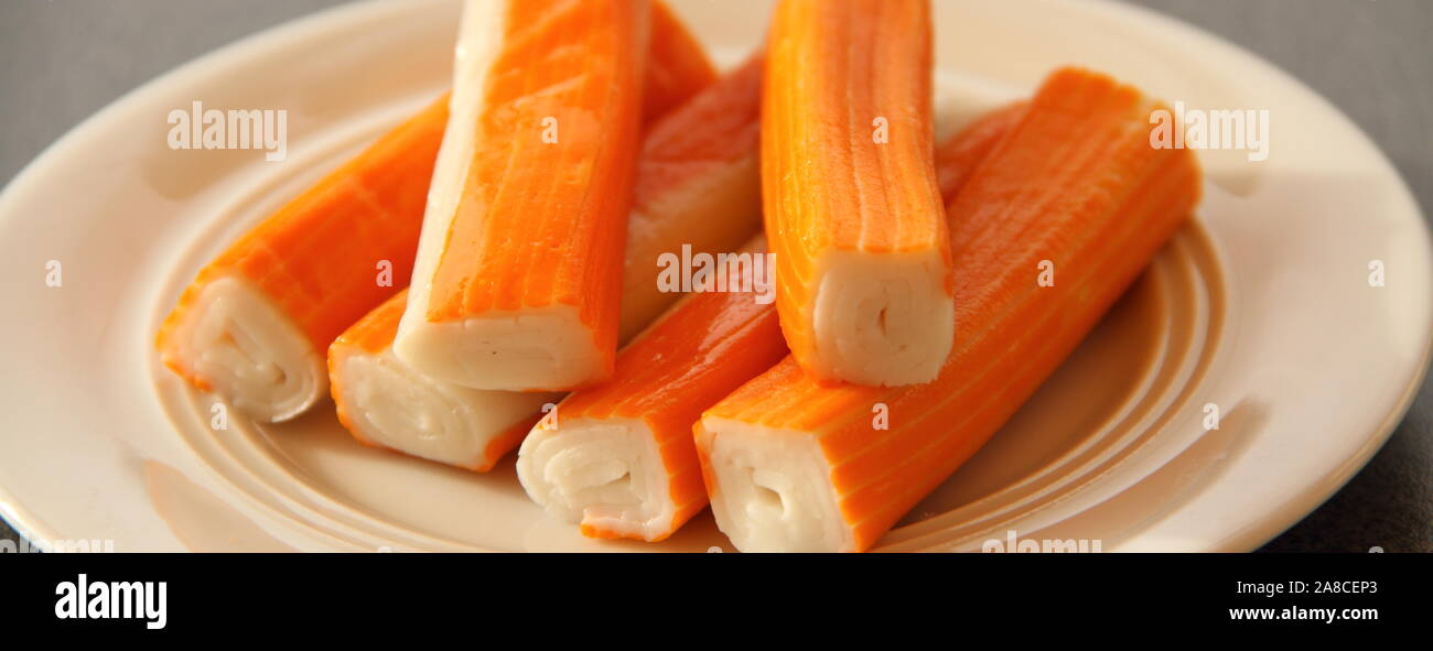 Sechs frische Surimi auf einer Platte Stockfoto