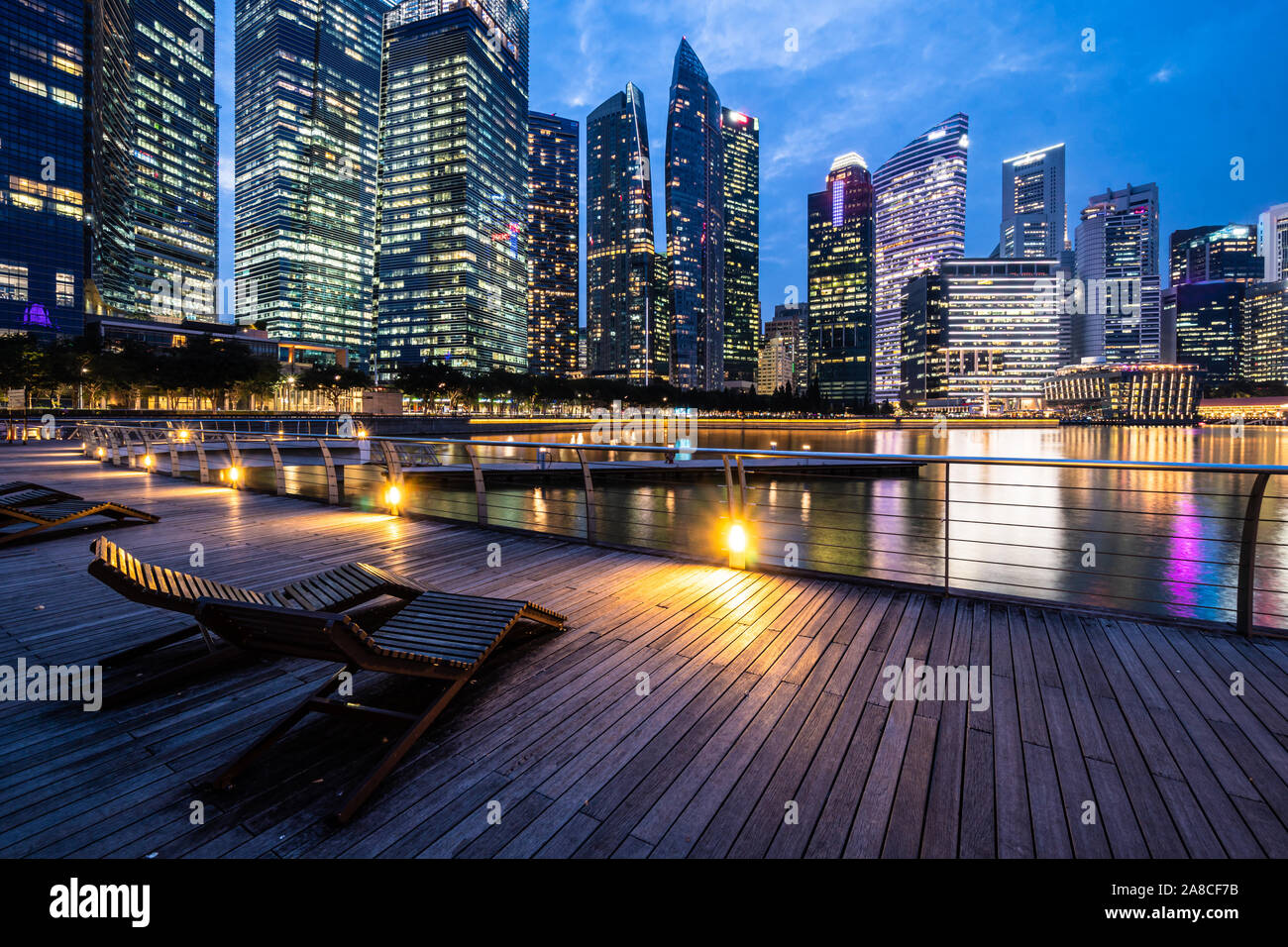 Dämmerung über den berühmten SIngapore business district Skyline und der Uferpromenade in Südostasien größten Finanzplatz Stockfoto