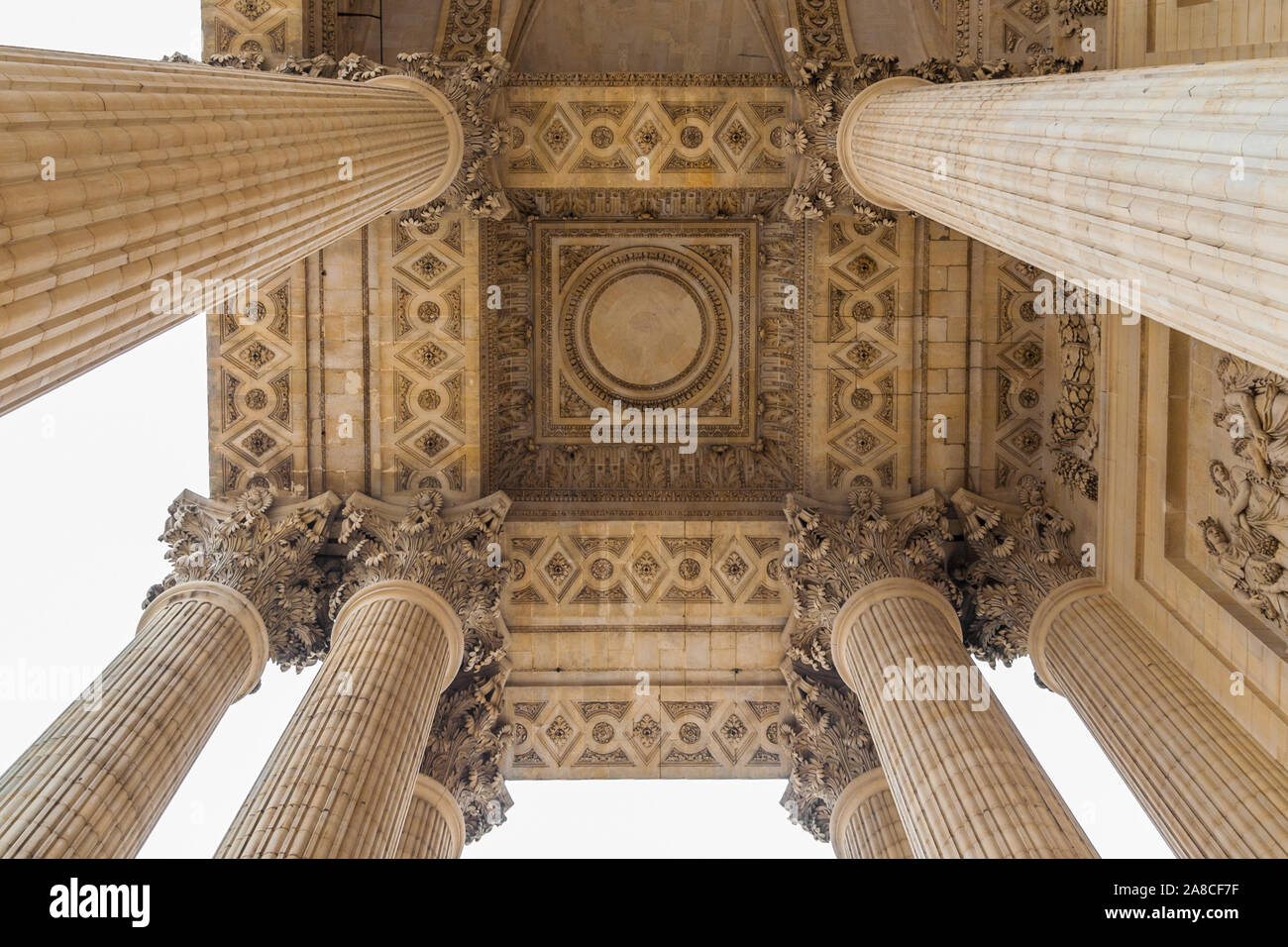 Auf der Suche nach oben am schönen skulpturale Decke des Peristyl durchgeführt durch die beeindruckend hohen Kannelierten korinthischen Säulen der berühmte Panthéon... Stockfoto