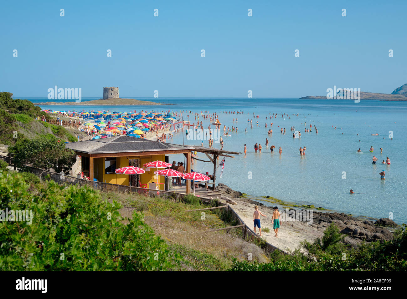 Spiaggia La Pelosa/Pelosa Strand einen feinen weißen Sandstrand mit Touristen und die Torre della Pelosa Küstenlinie in Stintino Sassari Sardinien Italien Europa Stockfoto