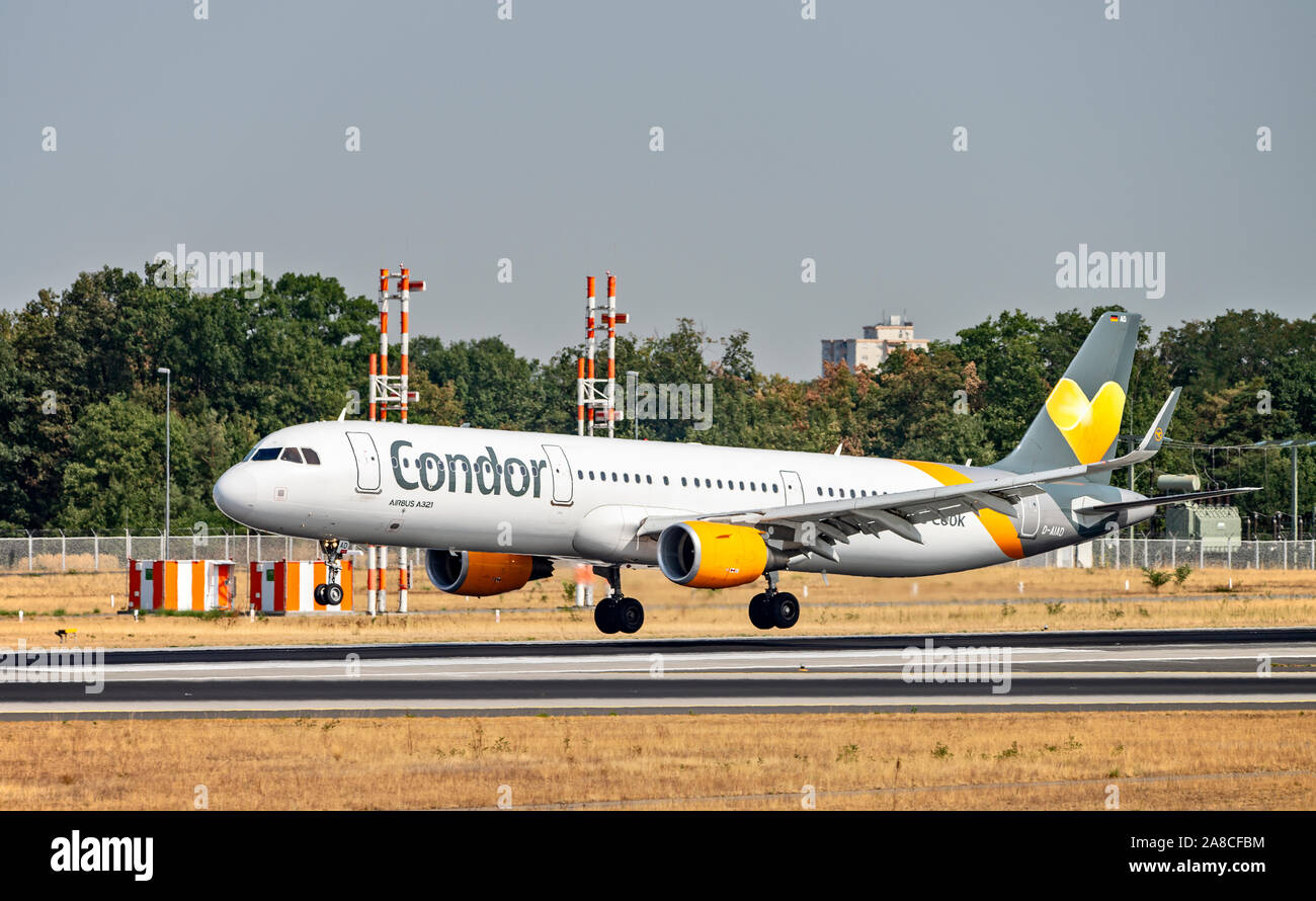 Frankfurt, Hessen / Deutschland - 29. August 2019 Condor Flugzeuge (Airbus A 321-D-Aiad) auf der Start- und Landebahn im Nordwesten des Flughafens Frankfurt am Main. Stockfoto