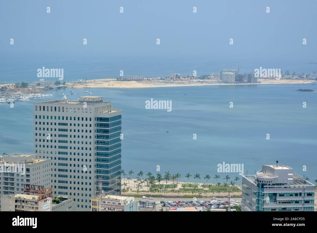 Luanda/Angola - 11/28/2016: Luftbild der Innenstadt von Luanda, die Bucht und den Hafen von Luanda, Rn und zentralen Gebäude, in Angola Stockfoto